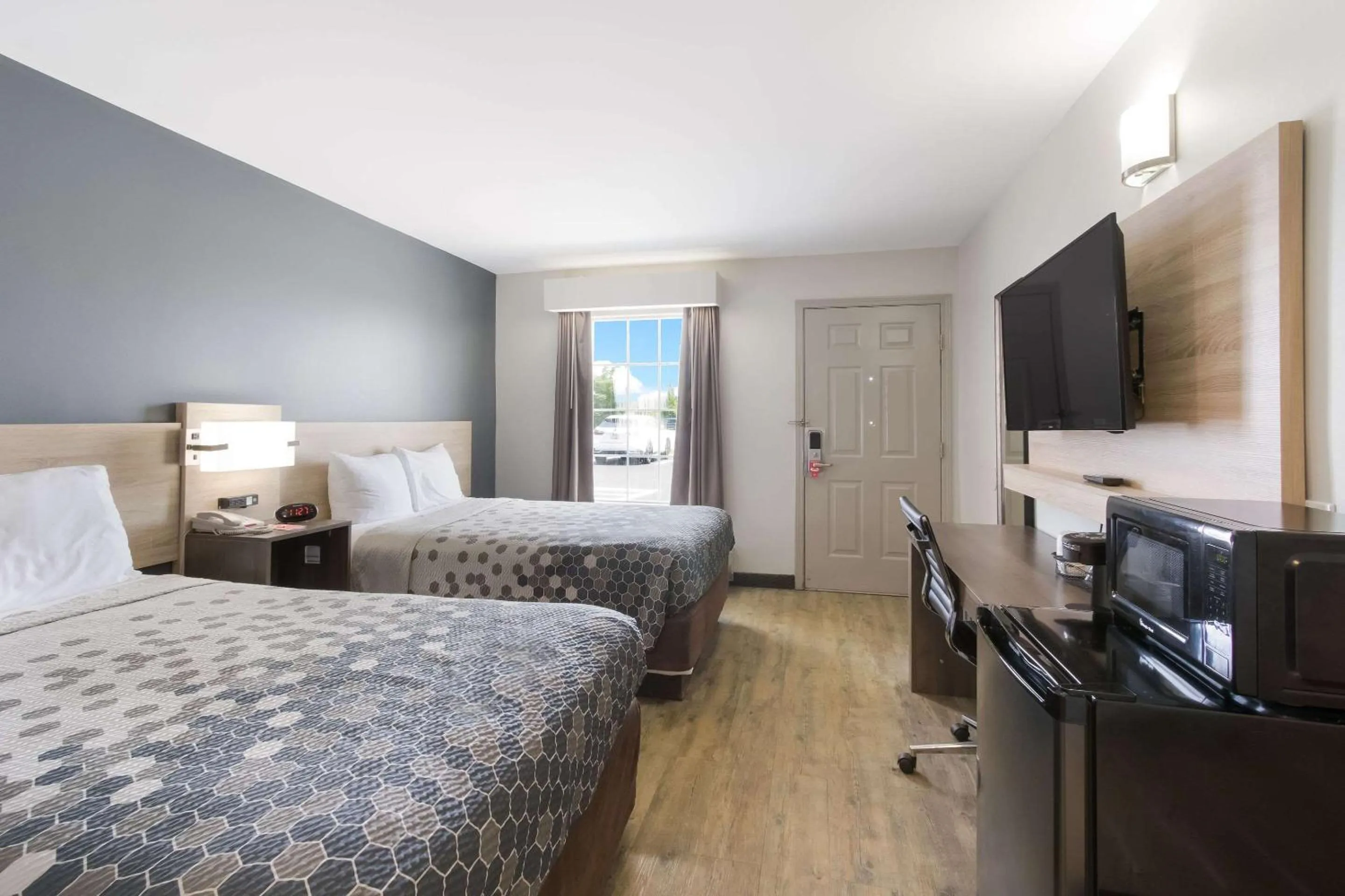 Bedroom, Bed in Econo Lodge Greenville near University