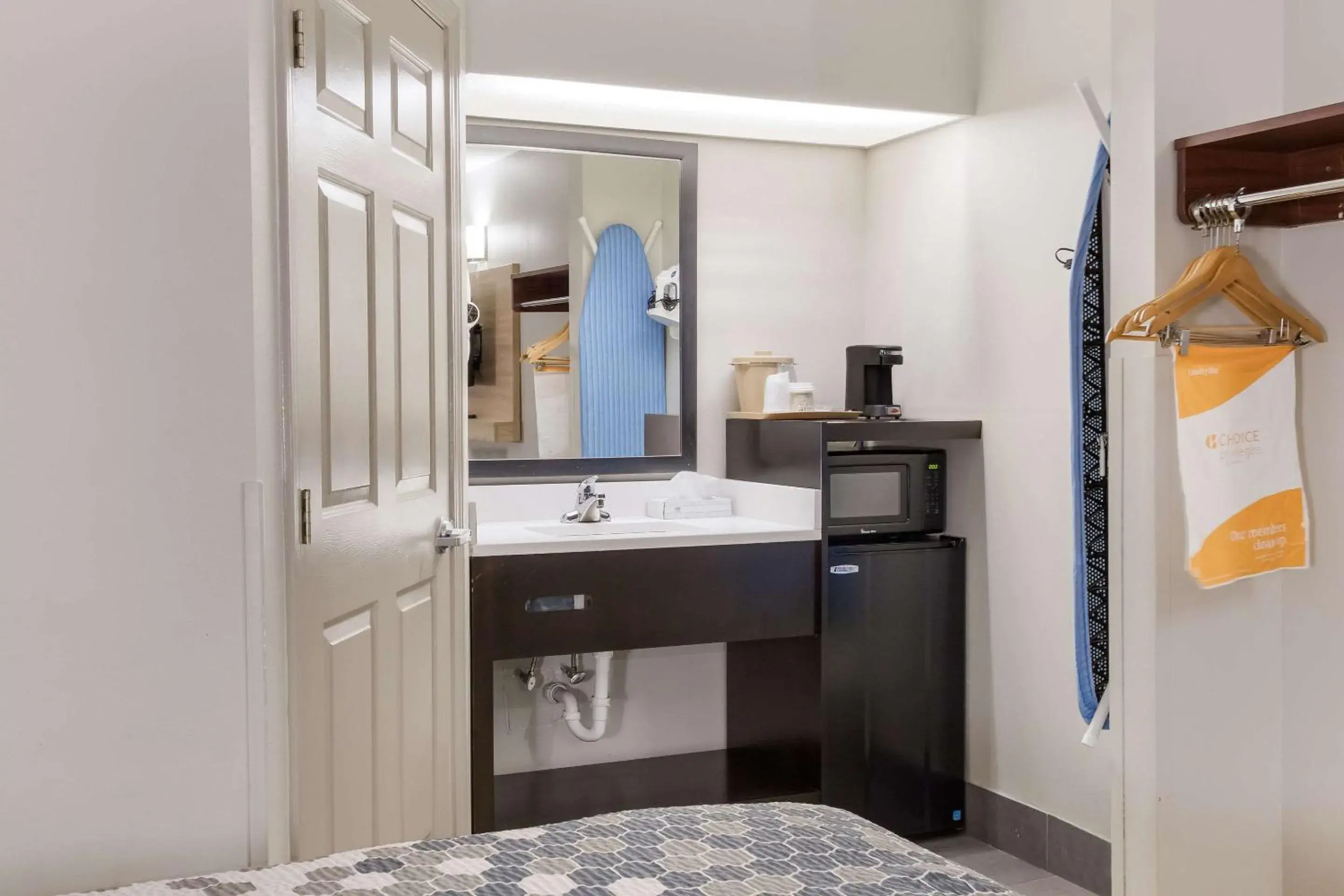 Bedroom, Bed in Econo Lodge Greenville near University Bedroom, Bed in Econo Lodge Greenville near University