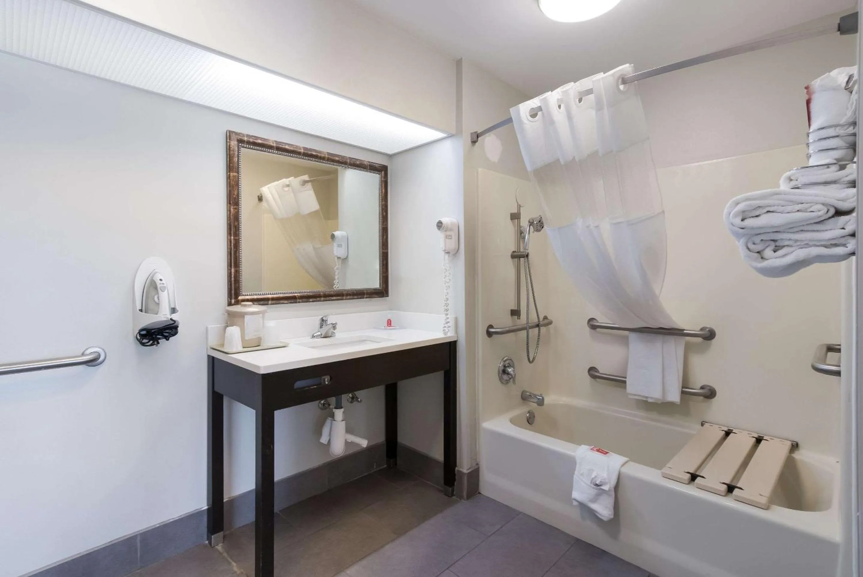 Bathroom in Econo Lodge Greenville near University