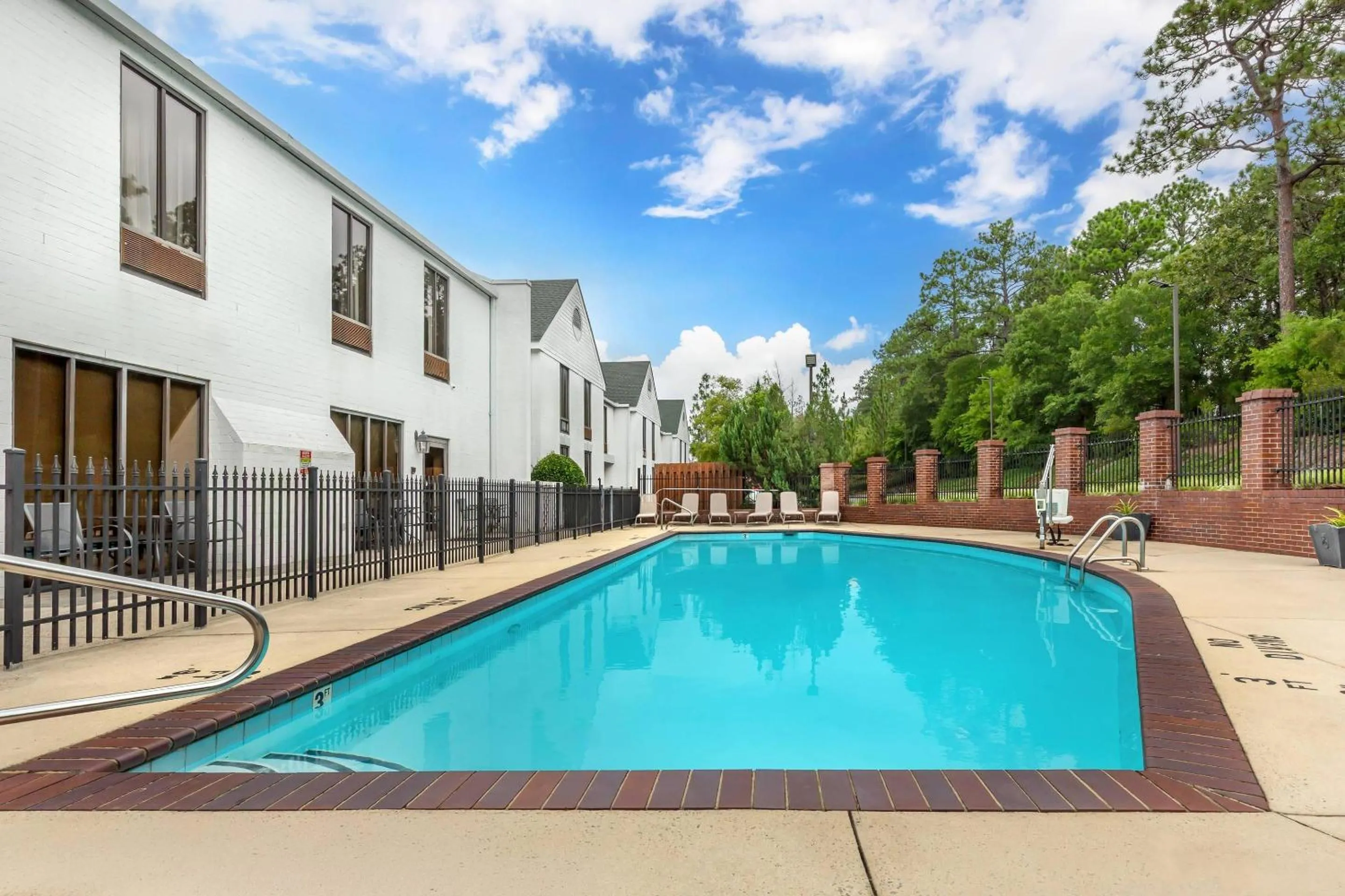 Swimming pool in Comfort Inn Pinehurst - Southern Pines