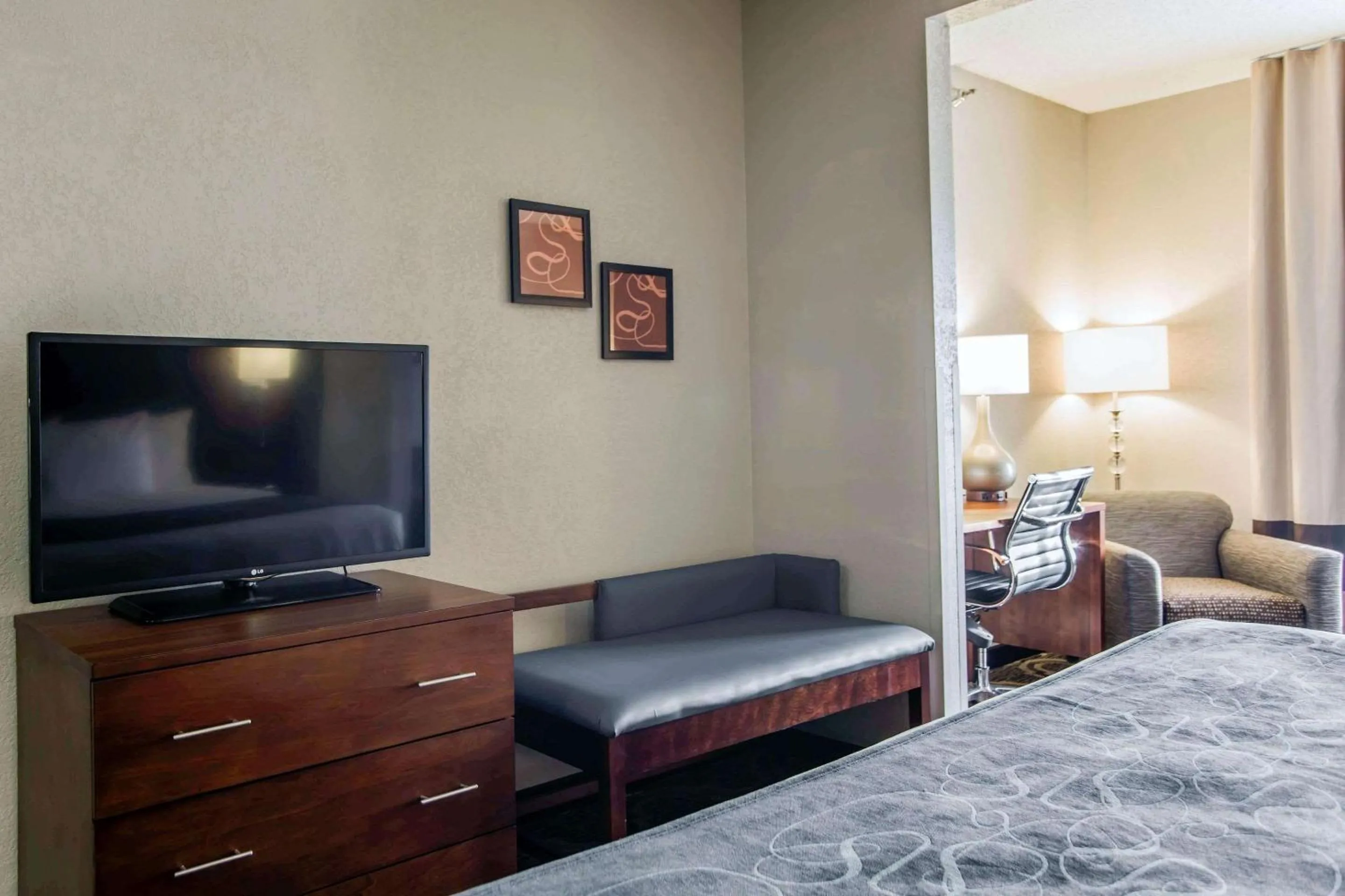 Bedroom, Bed in Comfort Suites Pineville - Ballantyne Area