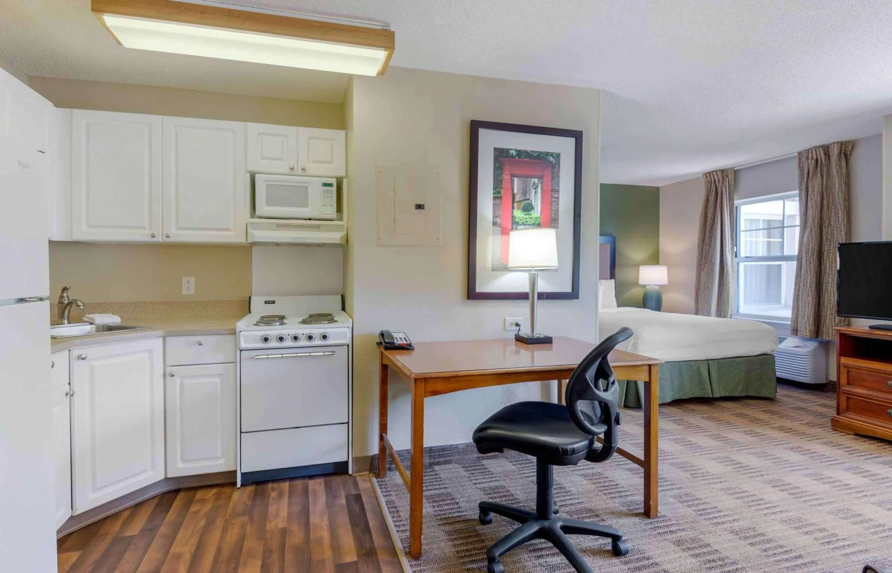 Kitchen or kitchenette, Bed in Extended Stay America Suites - Greensboro - Airport