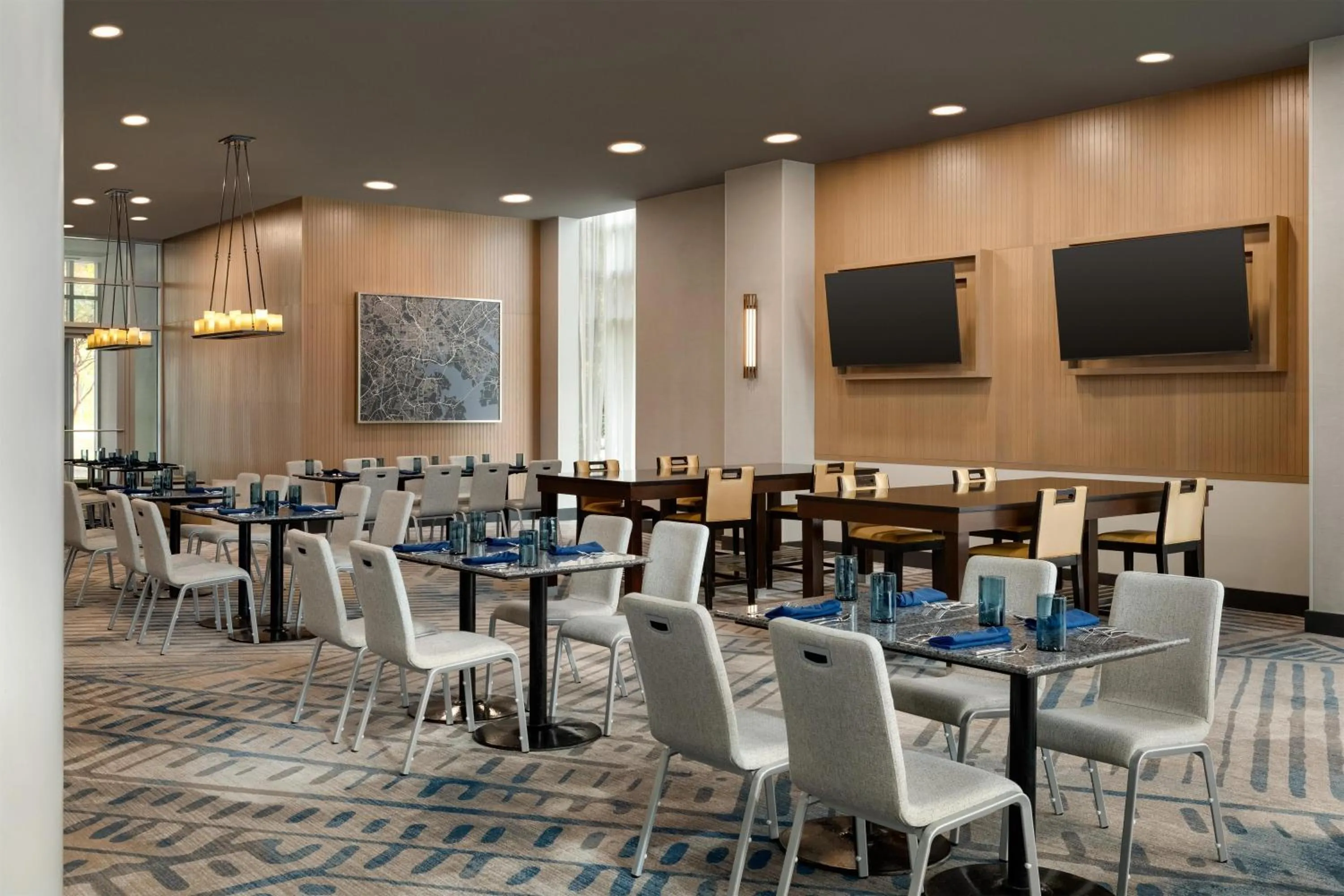 Restaurant/places to eat in Hilton Baltimore BWI Airport