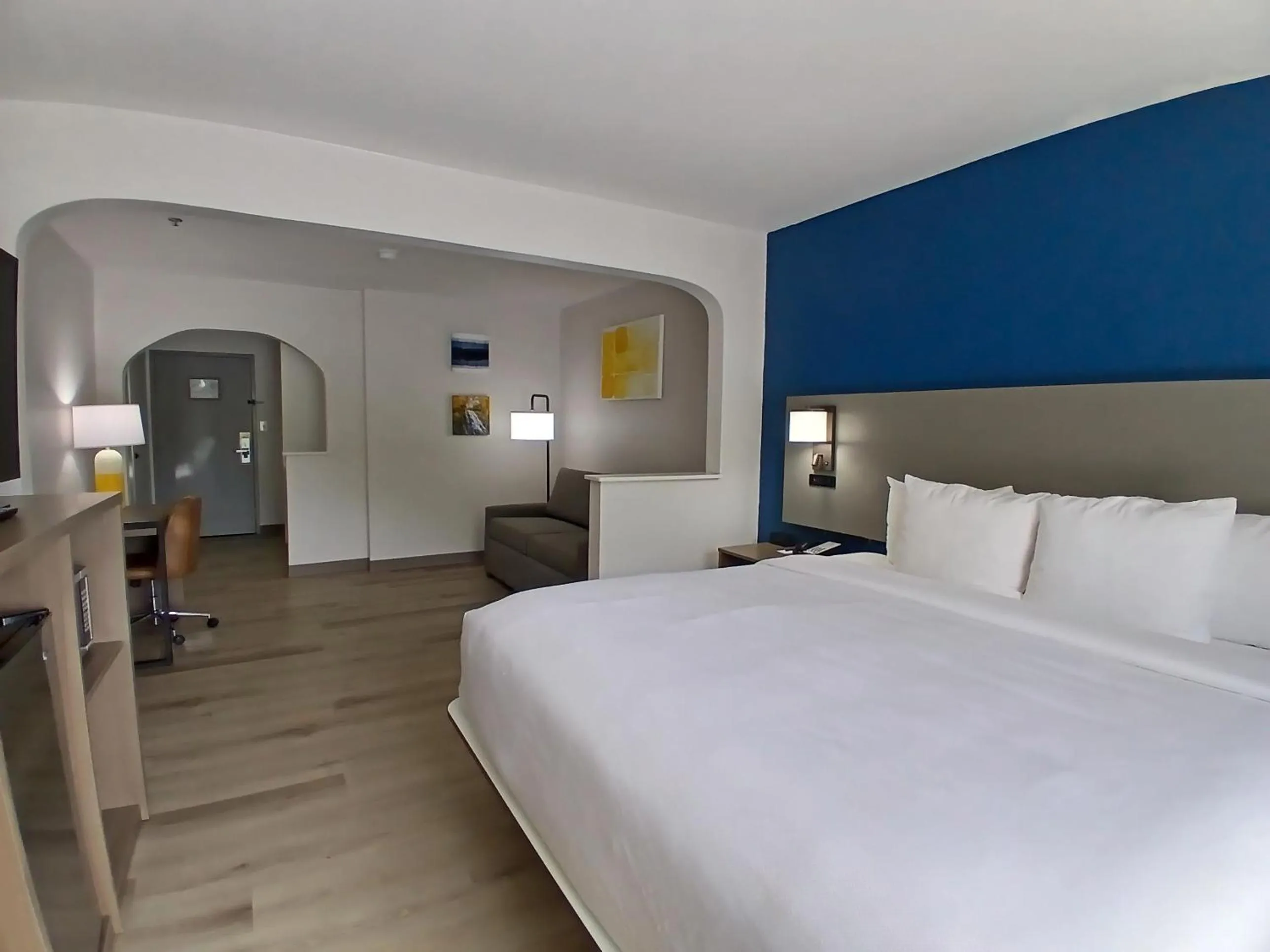 Photo of the whole room, Bed in Comfort Inn near Downtown & Blue Ridge PKWY