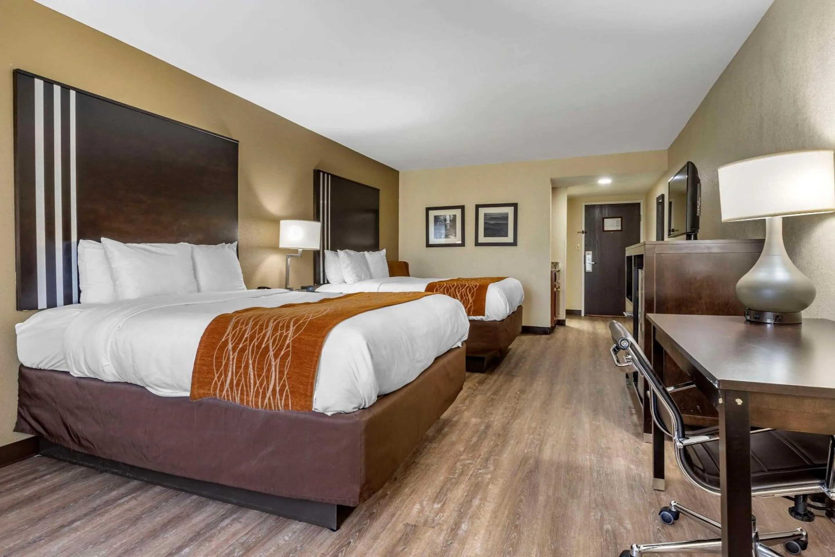 Bedroom, Bed in Comfort Inn near Downtown & Blue Ridge PKWY