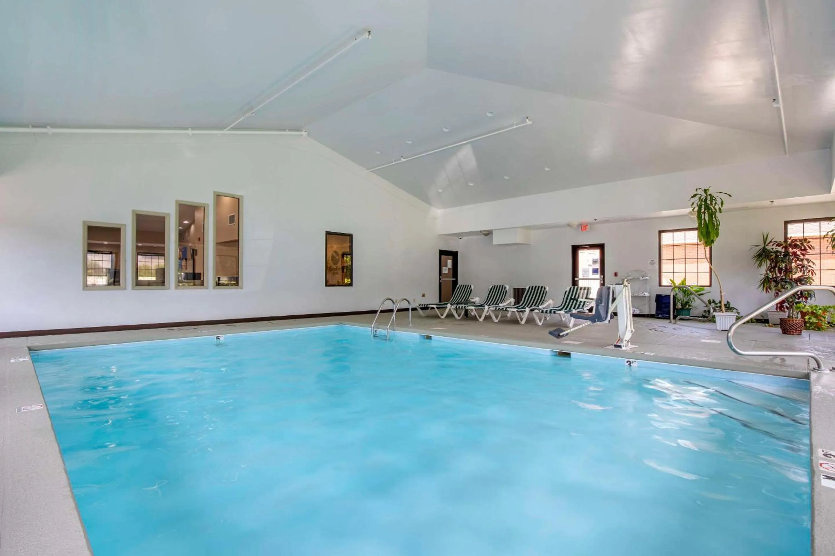 Swimming pool in Comfort Inn near Downtown & Blue Ridge PKWY