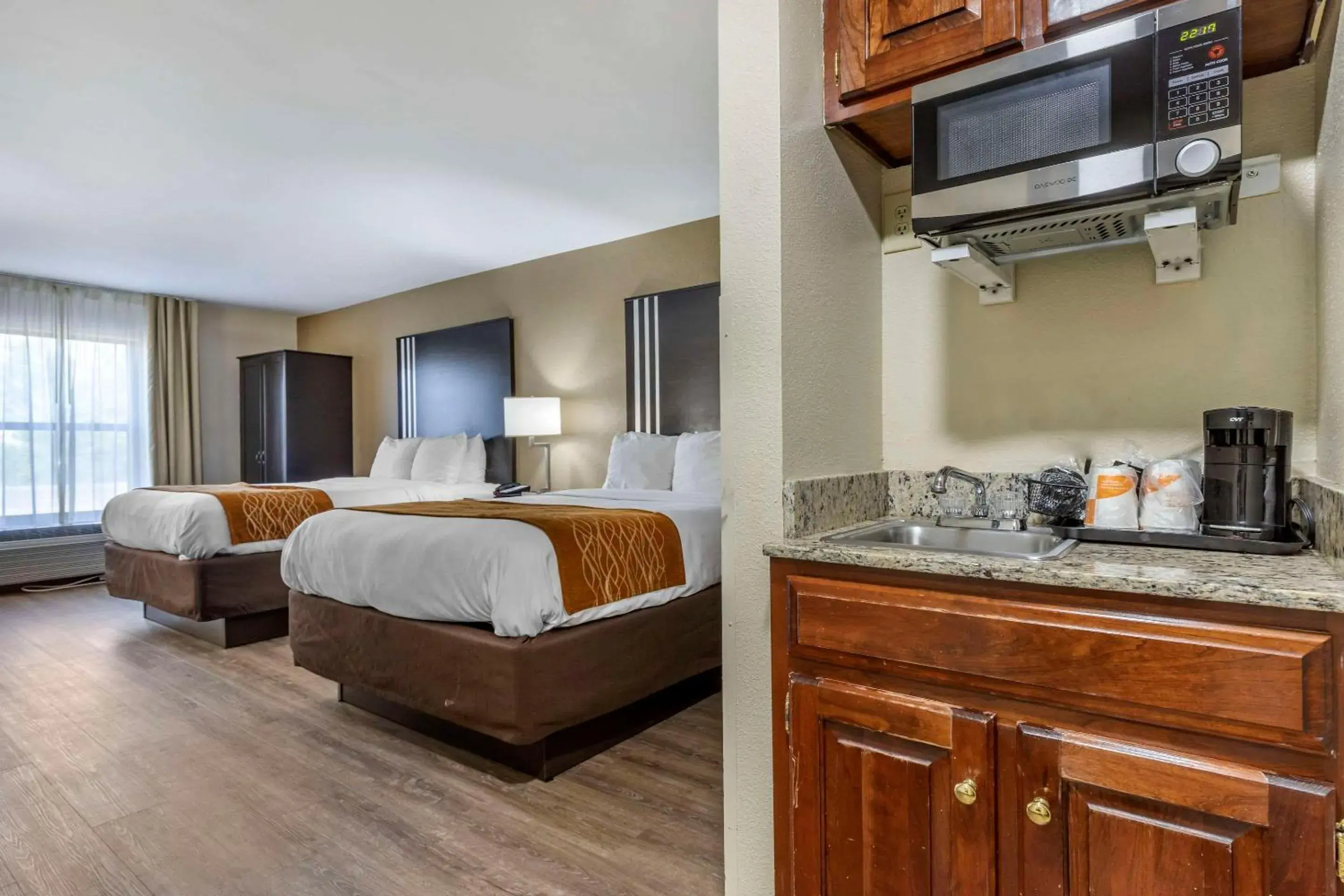 Queen Suite with Two Queen Beds - Non-Smoking in Comfort Inn near Downtown & Blue Ridge PKWY Queen Suite with Two Queen Beds - Non-Smoking in Comfort Inn near Downtown & Blue Ridge PKWY