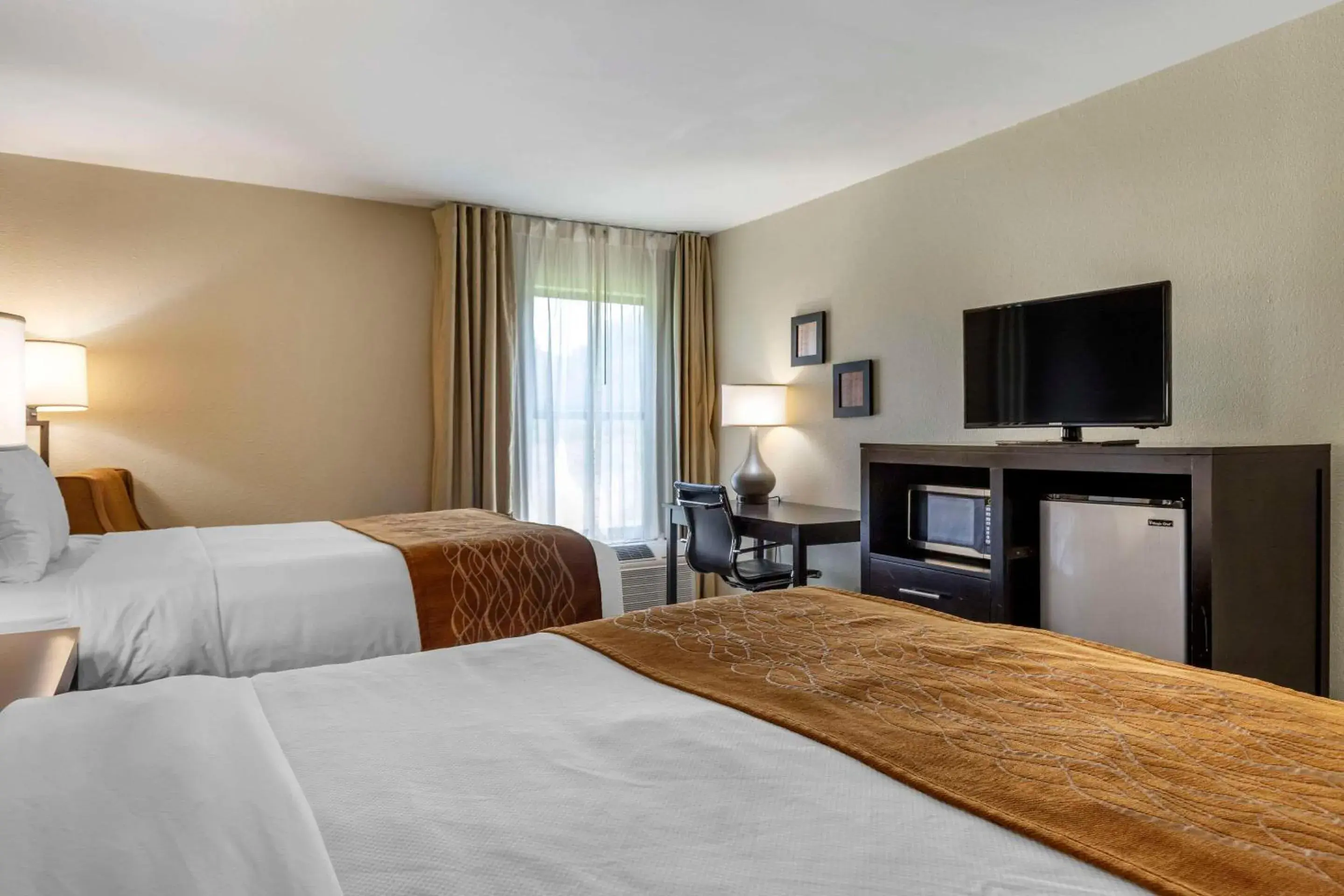 Bedroom, Bed in Comfort Inn near Downtown & Blue Ridge PKWY Bedroom, Bed in Comfort Inn near Downtown & Blue Ridge PKWY