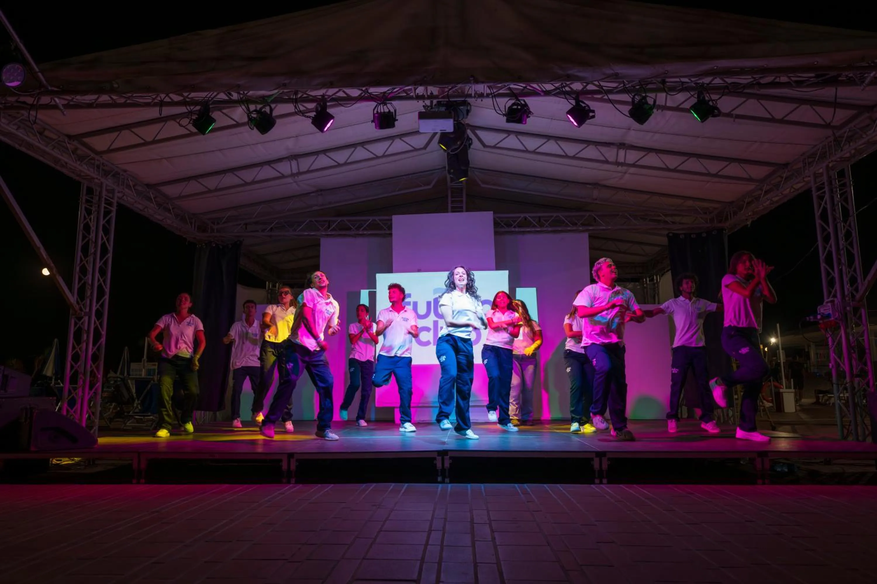 Evening entertainment in Baia di Conte Resort