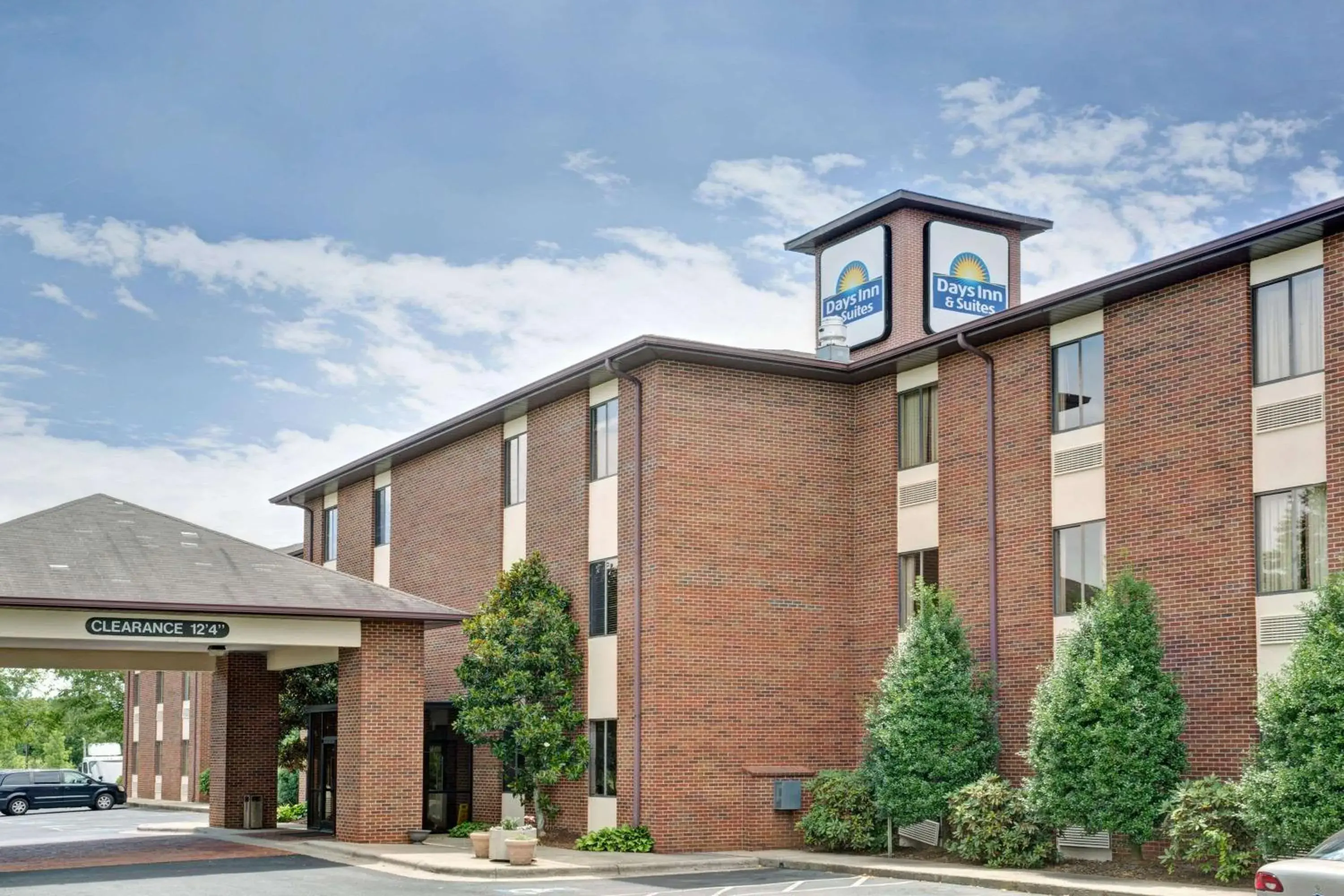 Property building in Days Inn & Suites by Wyndham Hickory Property building in Days Inn & Suites by Wyndham Hickory