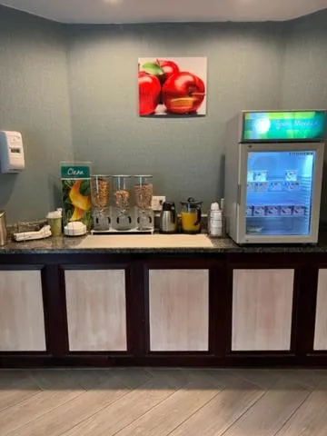 Food and drinks in Quality Inn near MCAS Cherry Point