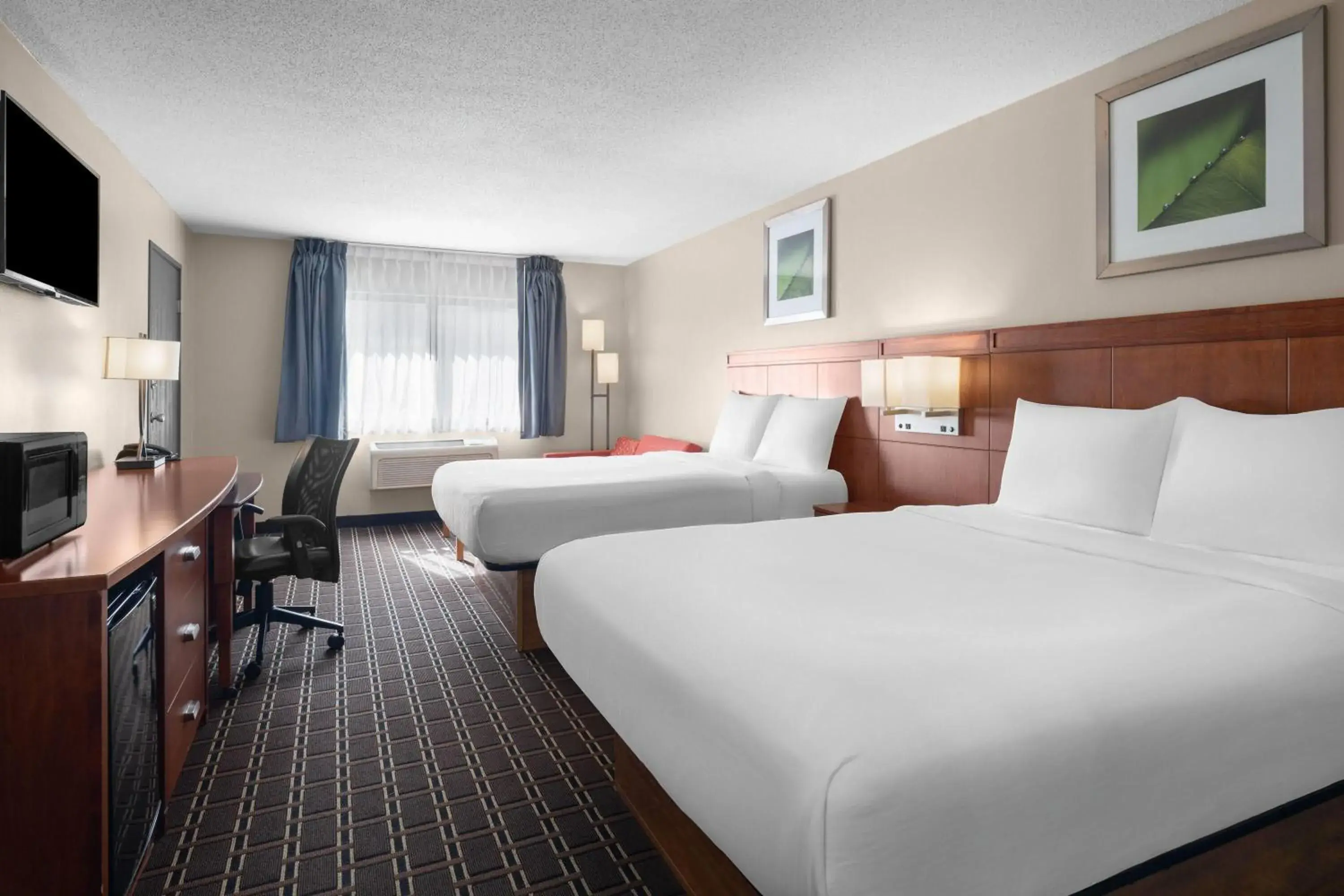 Queen room with 2 Queen Beds, Mobility Access, Bathtub w/ Grab Bars, Non-Smoking in Travelodge by Wyndham Fargo Queen room with 2 Queen Beds, Mobility Access, Bathtub w/ Grab Bars, Non-Smoking in Travelodge by Wyndham Fargo