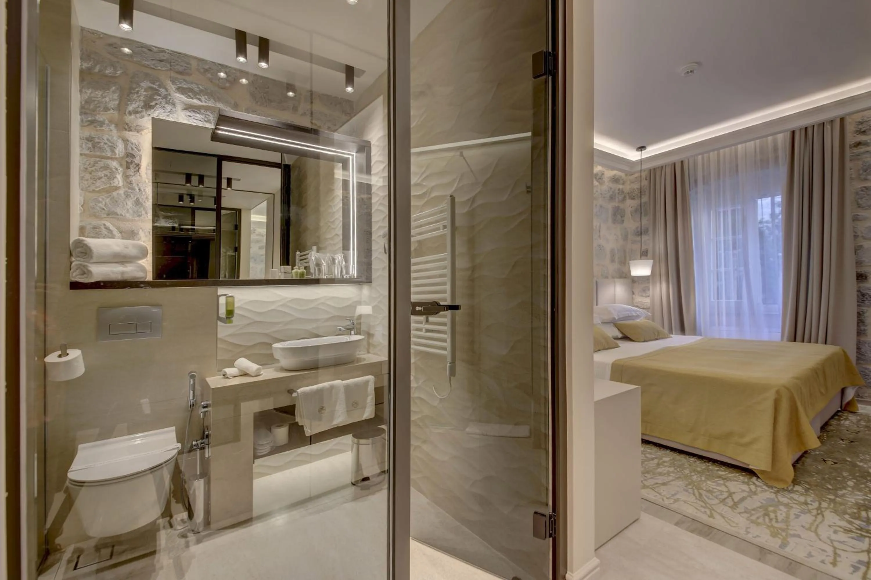 Bathroom, Bed in Heritage Hotel Leon Coronato