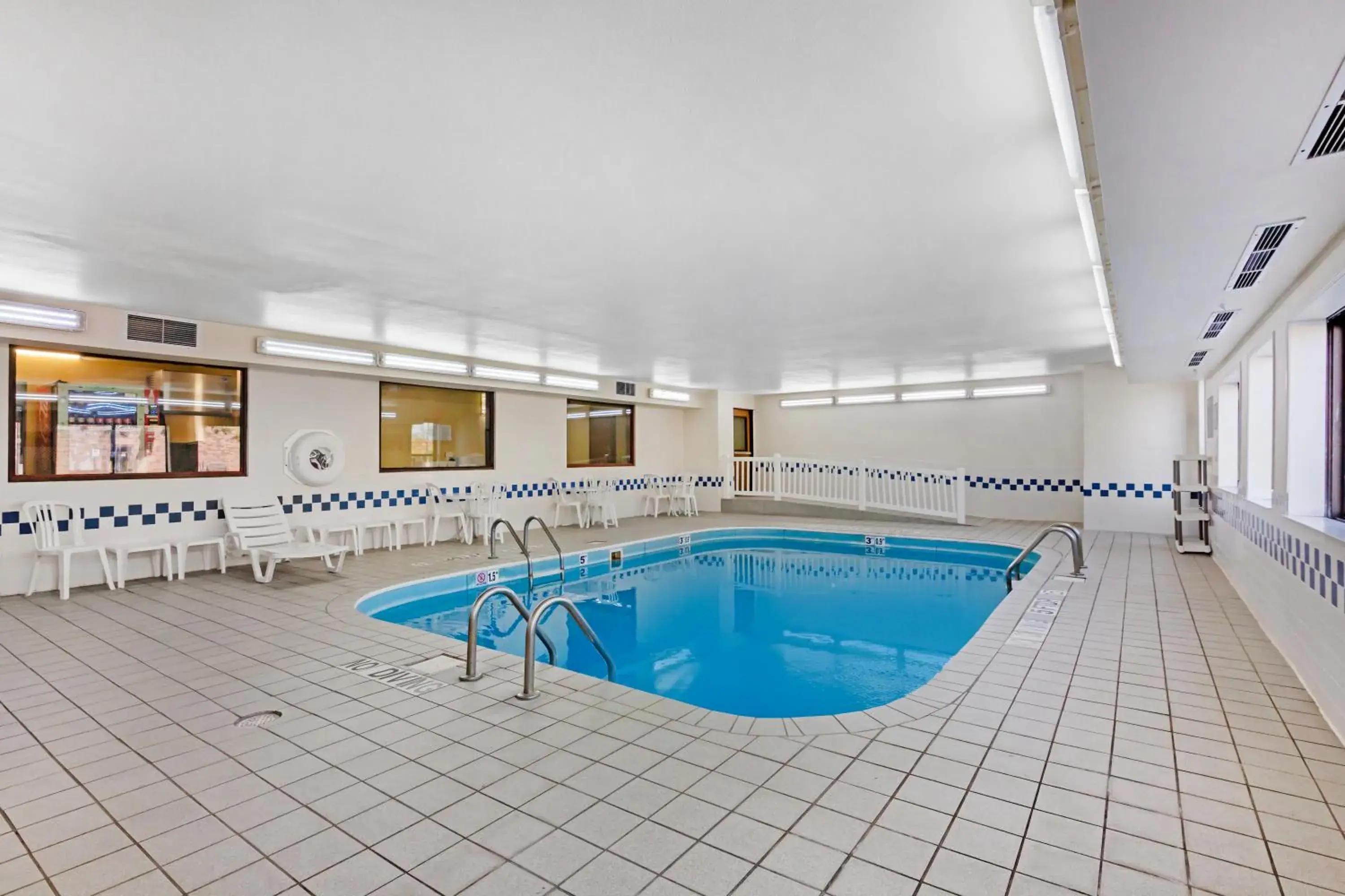 Swimming pool in Quality Inn Columbia Mall Swimming pool in Quality Inn Columbia Mall