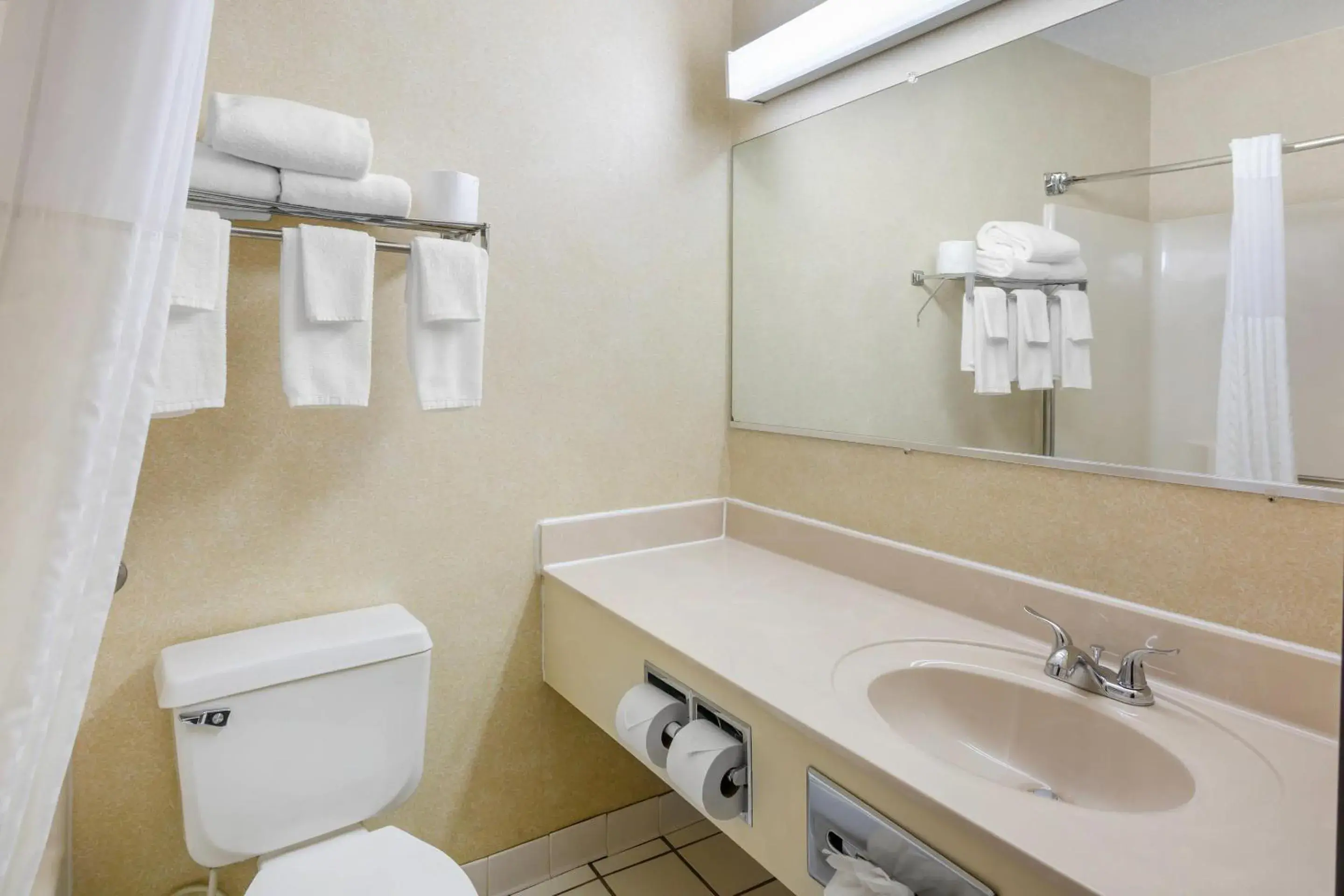 Bedroom in Quality Inn Columbia Mall Bedroom in Quality Inn Columbia Mall