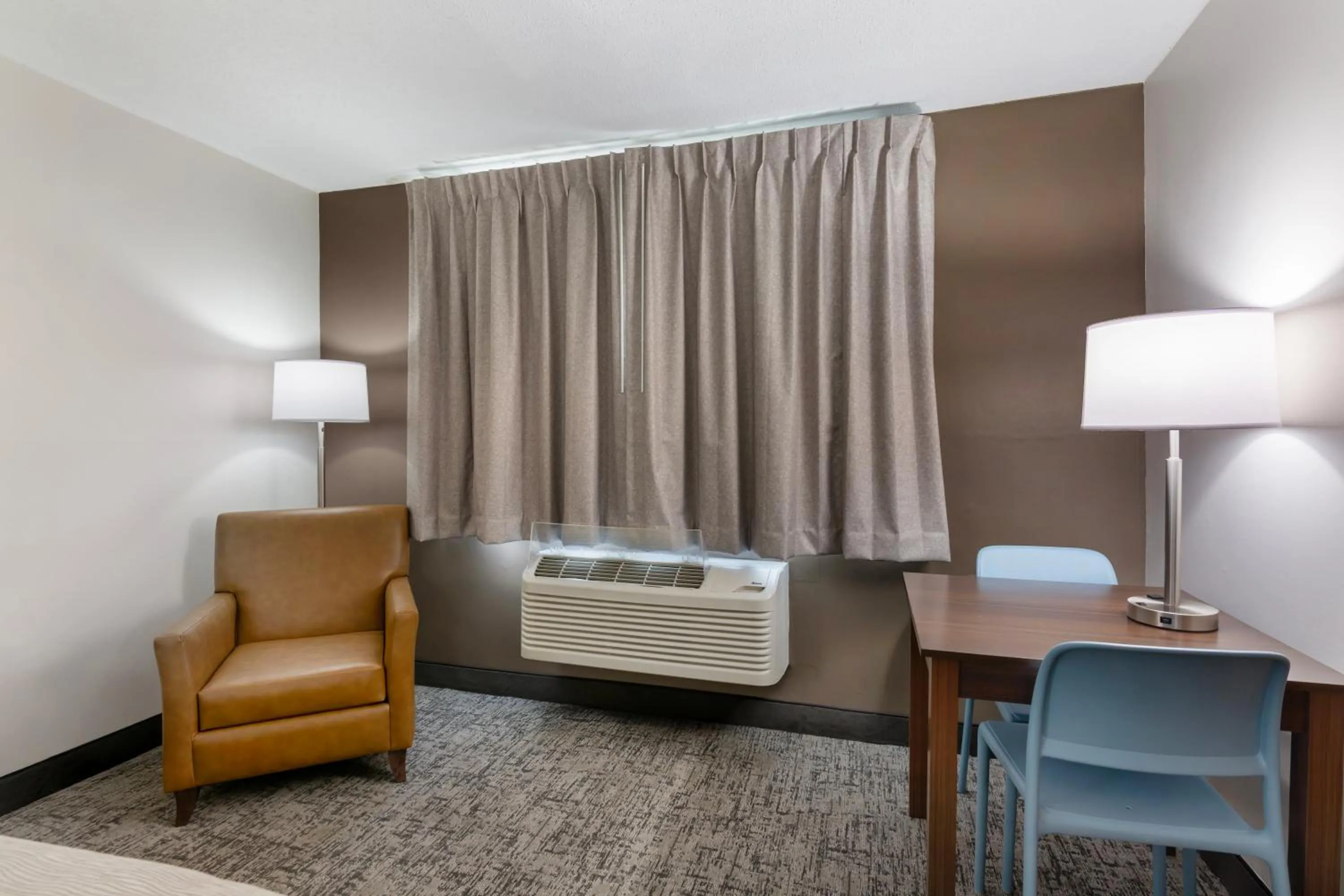 Seating area, Bed in Quality Inn Columbia Mall