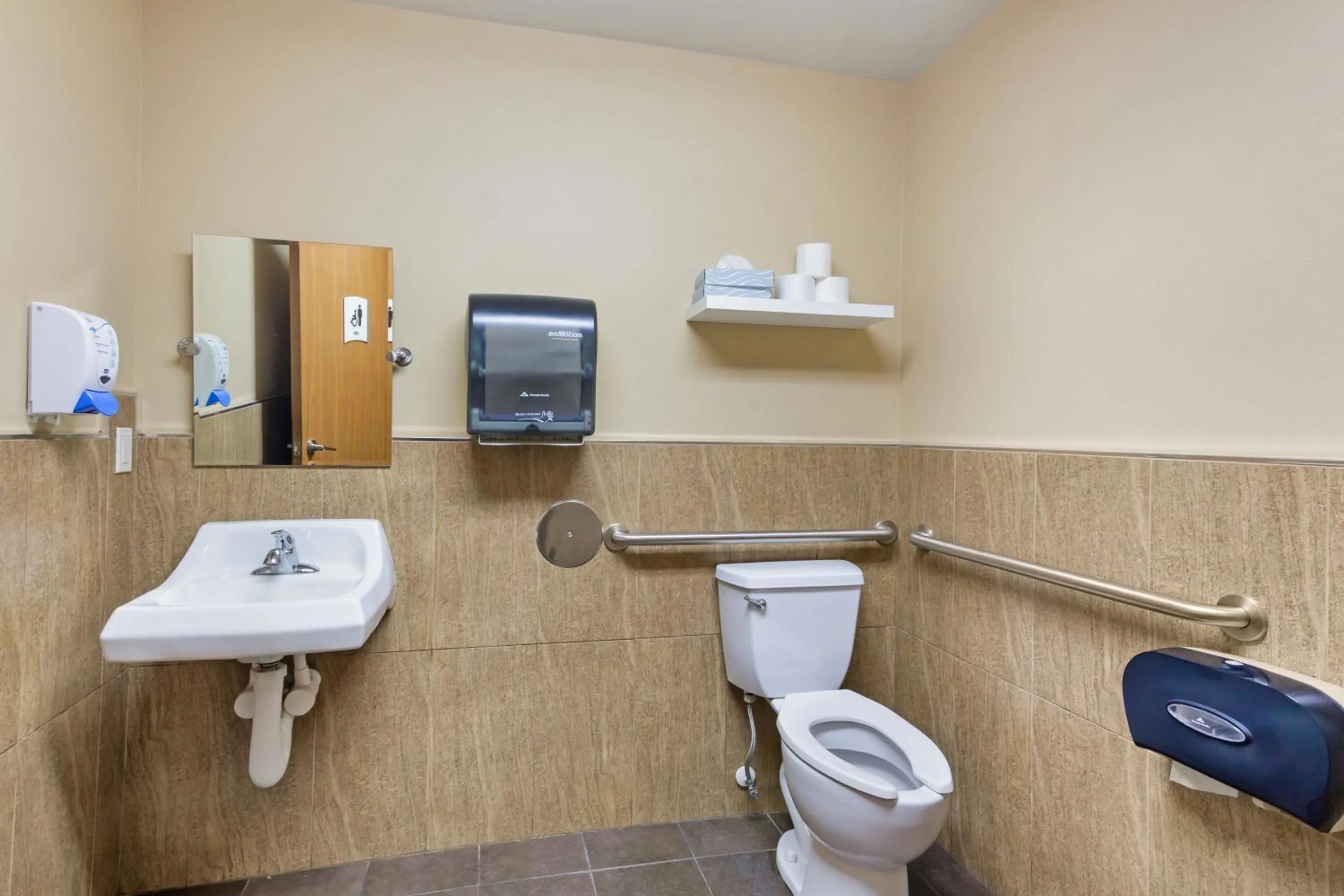 Public Bath in Quality Inn Columbia Mall