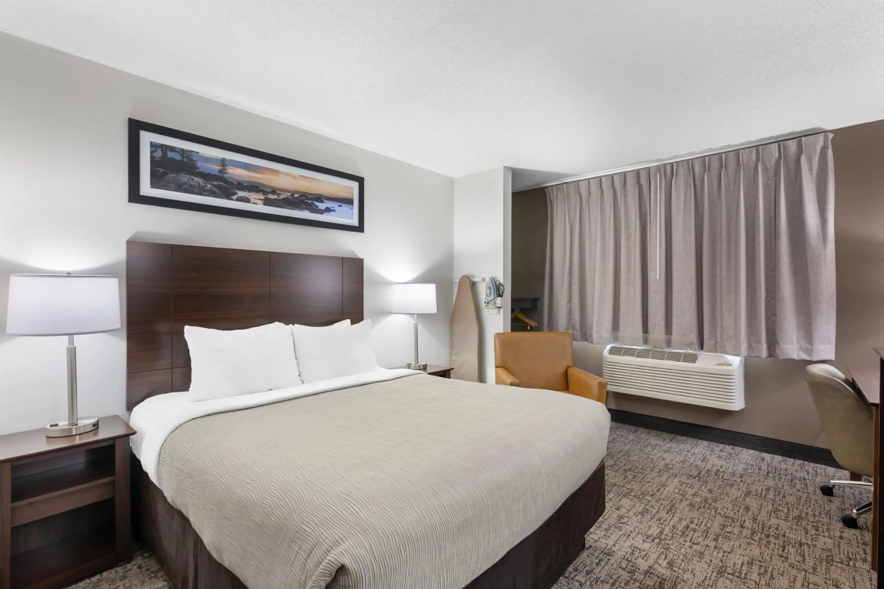 Seating area, Bed in Quality Inn Columbia Mall