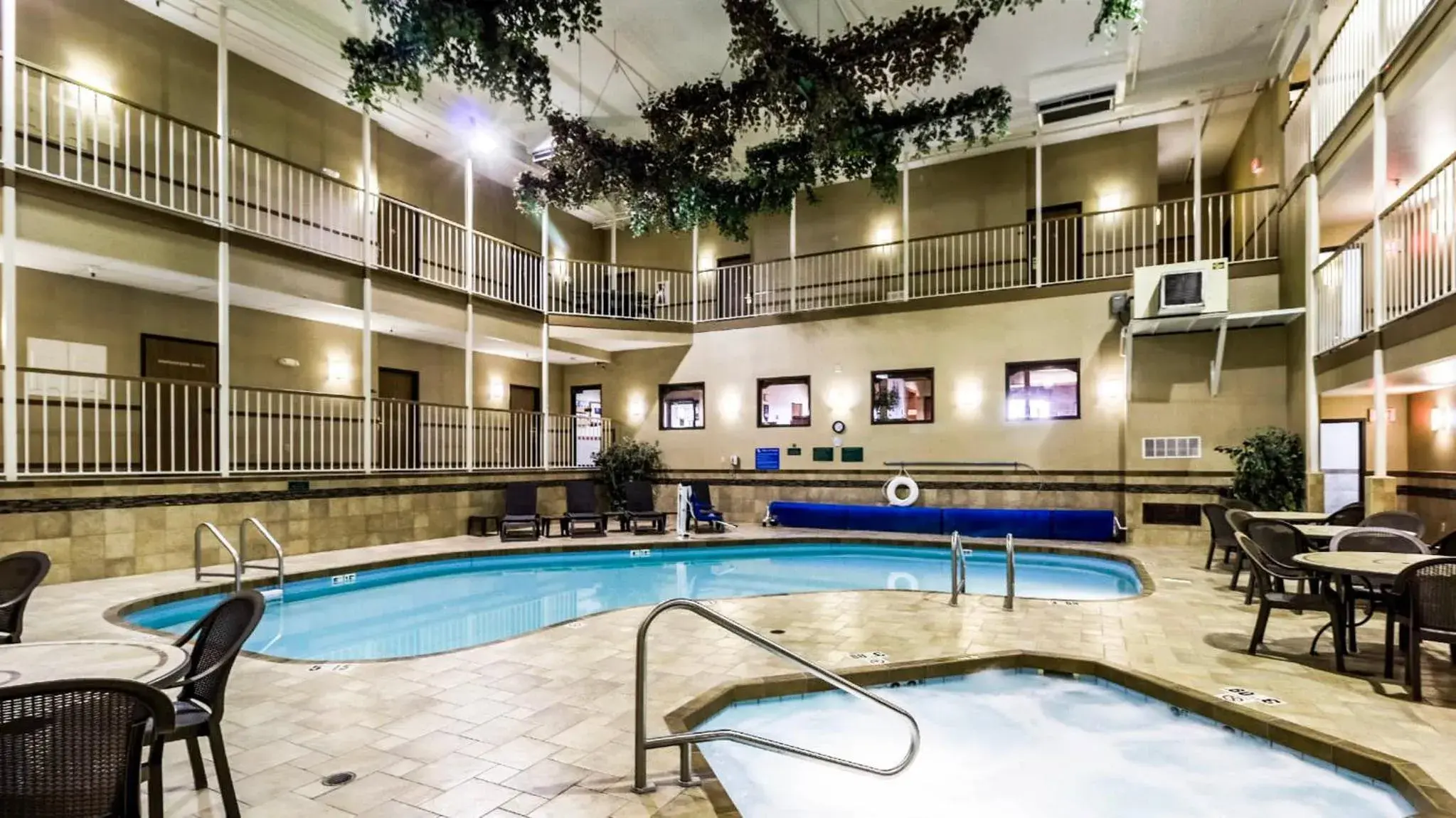 Swimming pool in Motel 6 Minot, ND Swimming pool in Motel 6 Minot, ND