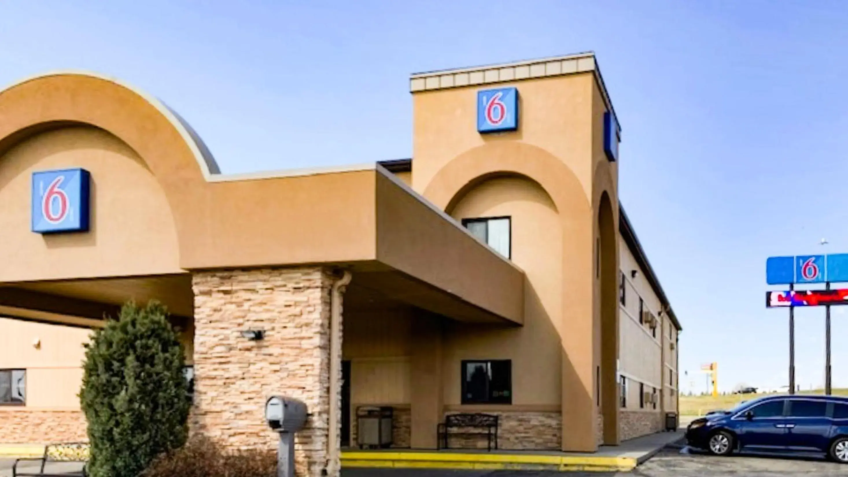Property building in Motel 6 Minot, ND Property building in Motel 6 Minot, ND
