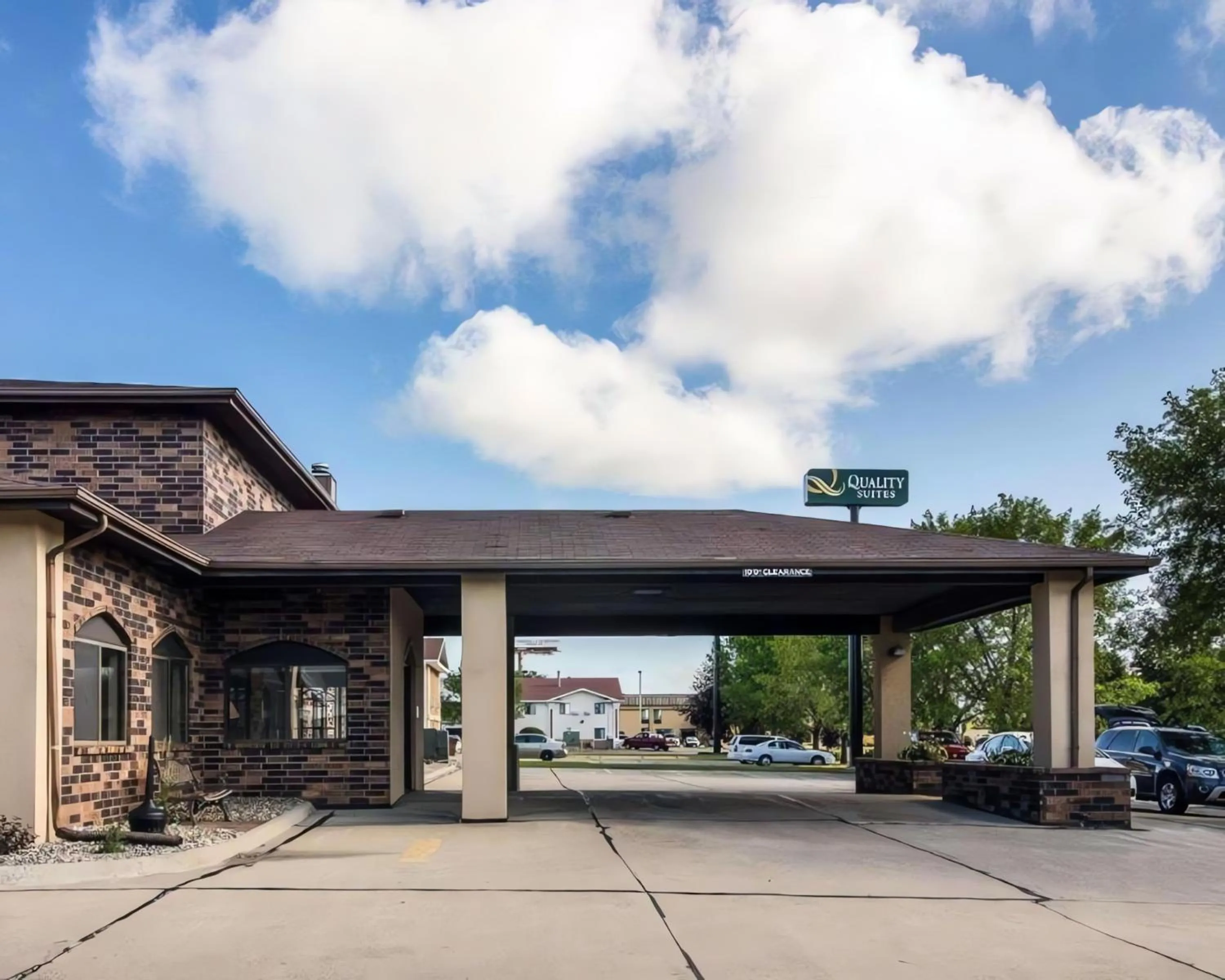 Facade/entrance in Quality Suites Near West Acres