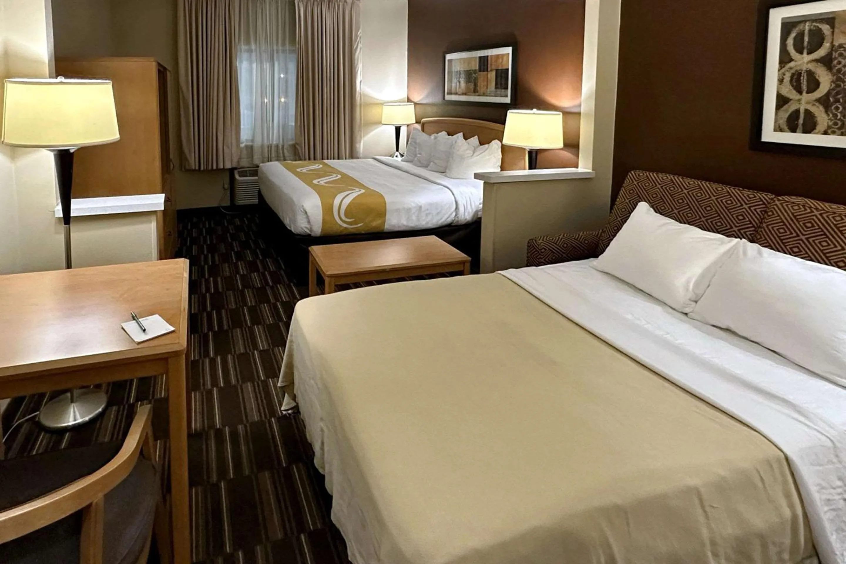 Bedroom, Bed in Quality Suites Near West Acres