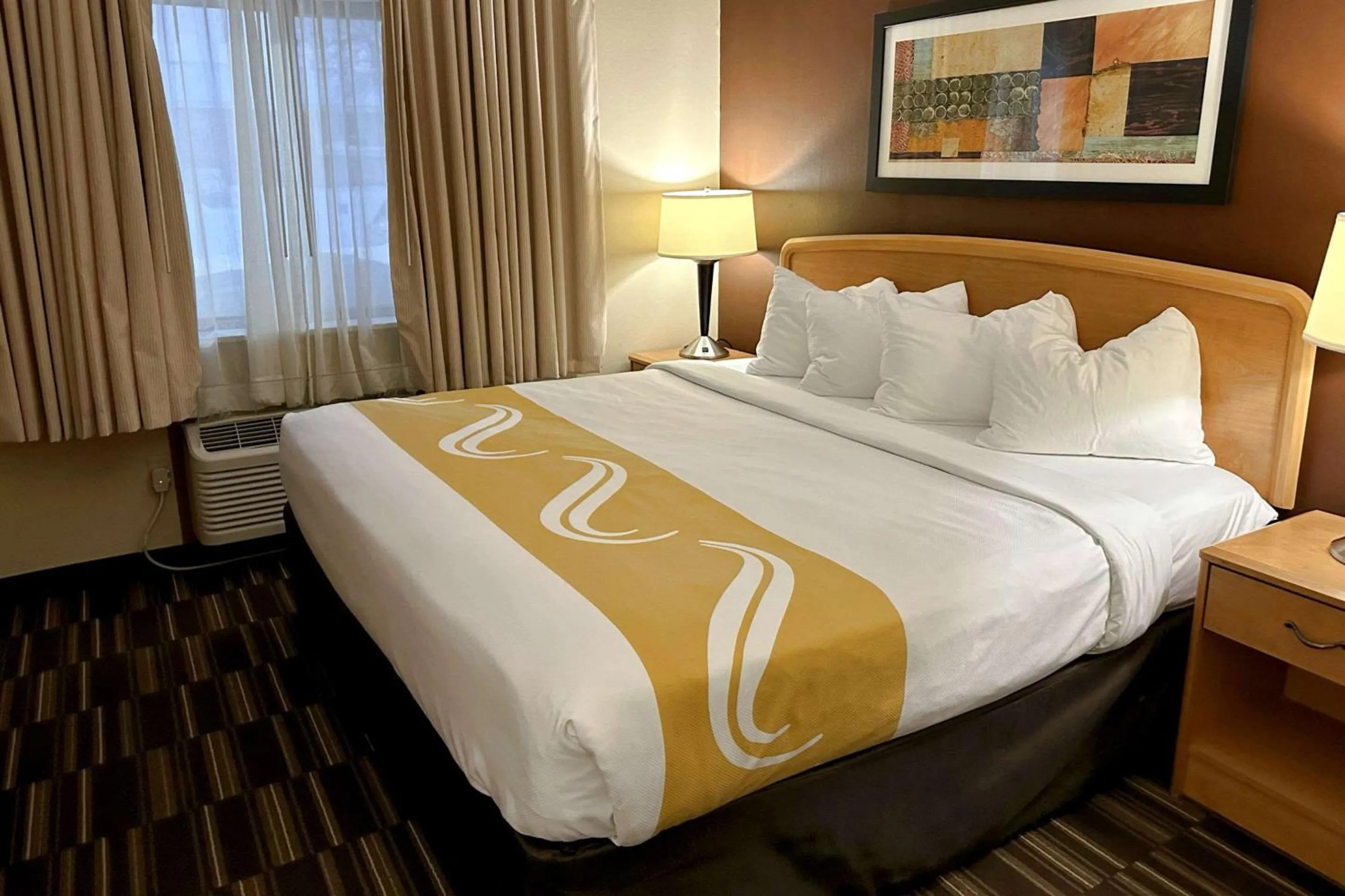Bed in Quality Suites Near West Acres