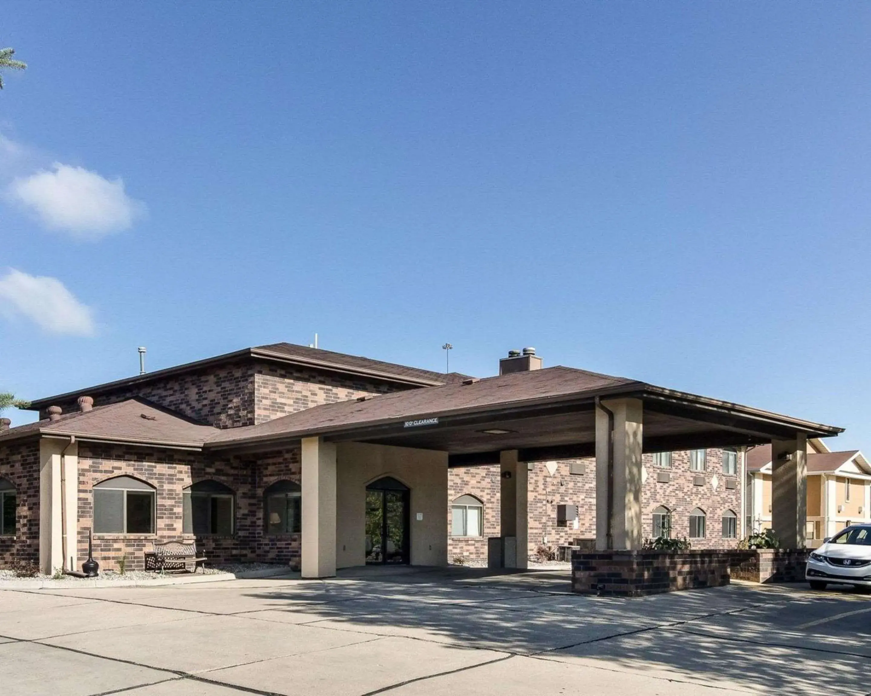 Property building in Quality Suites Near West Acres Property building in Quality Suites Near West Acres