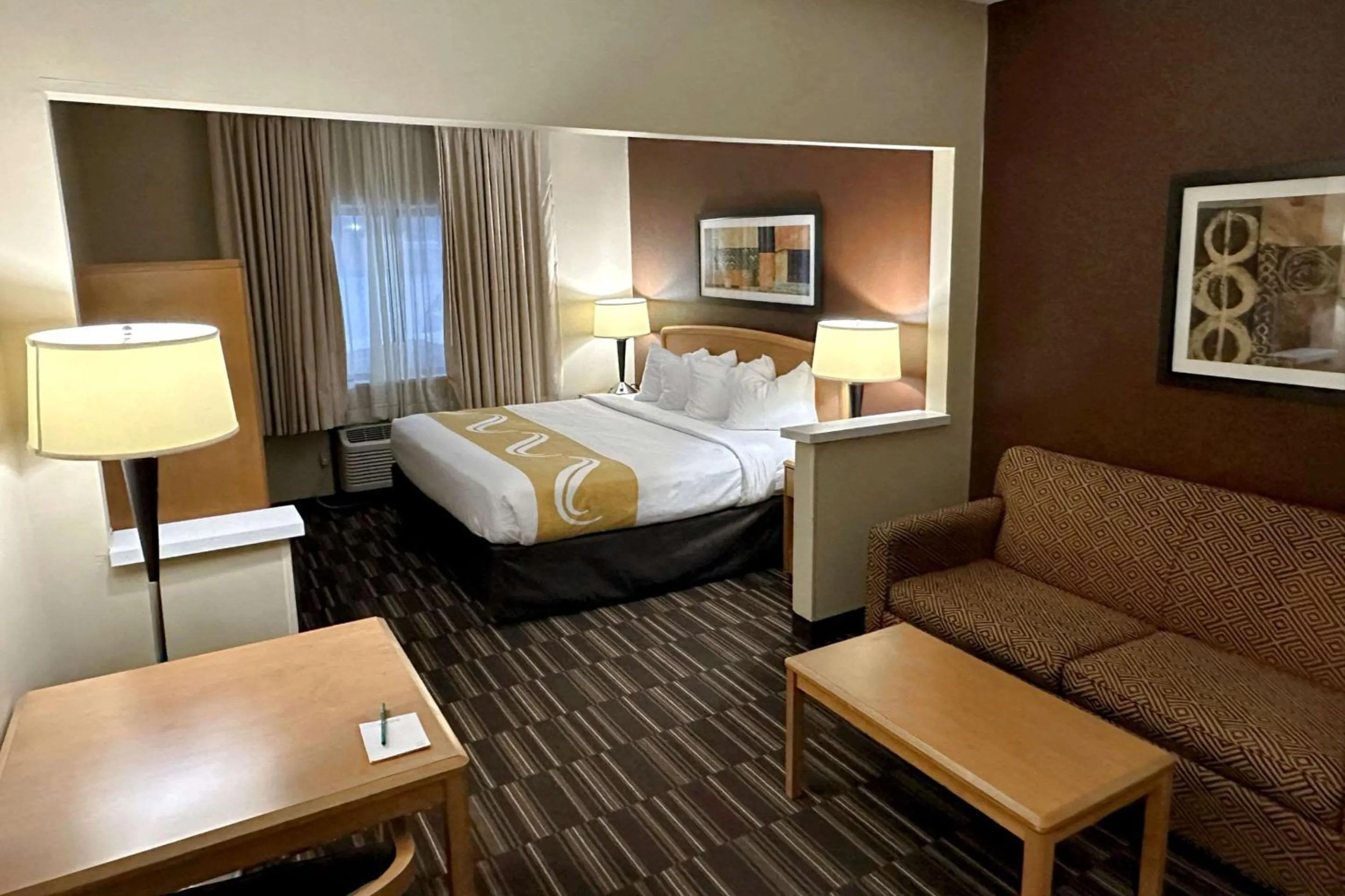 TV and multimedia, Bed in Quality Suites Near West Acres