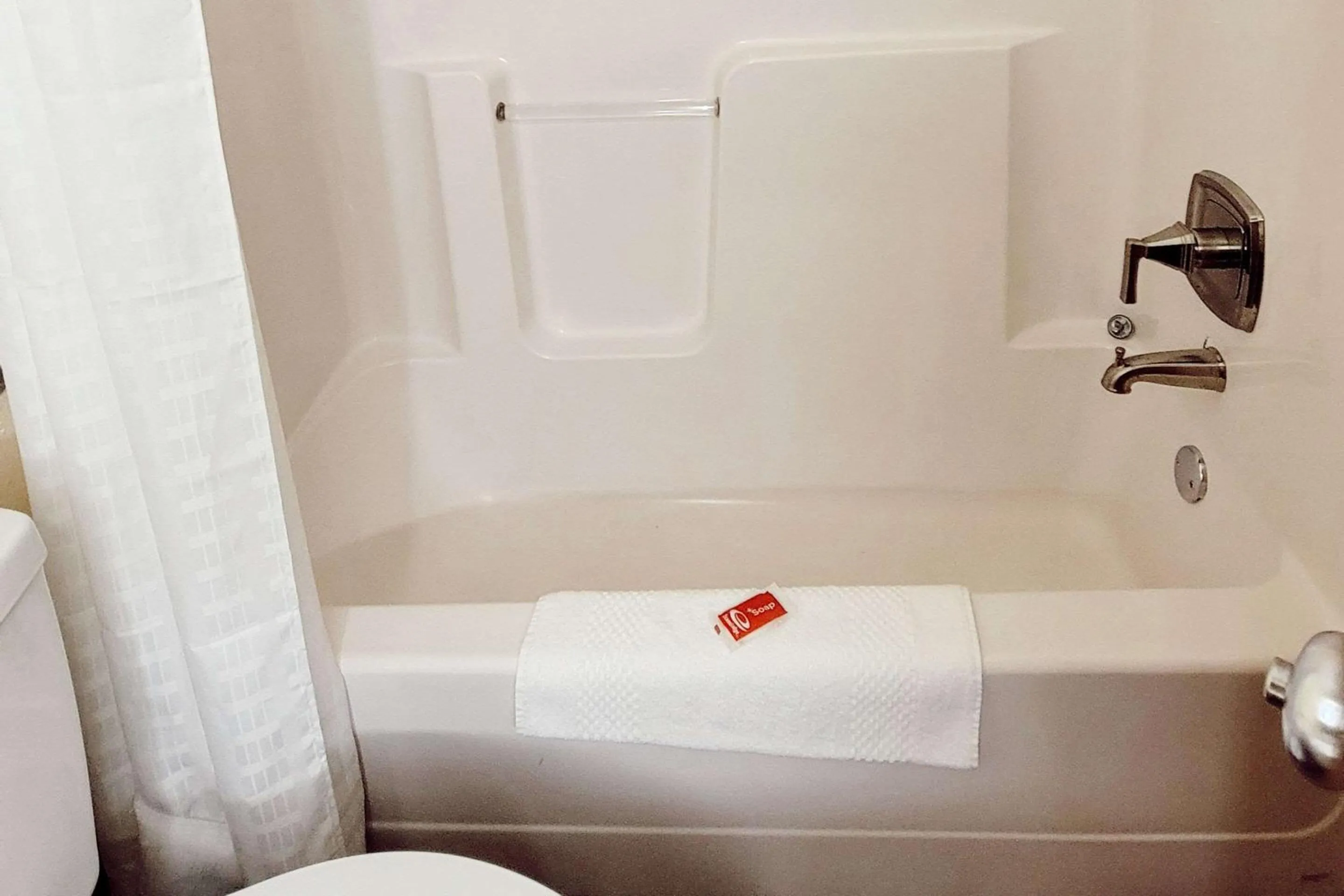 Bathroom in Econo Lodge Fargo - West Acres