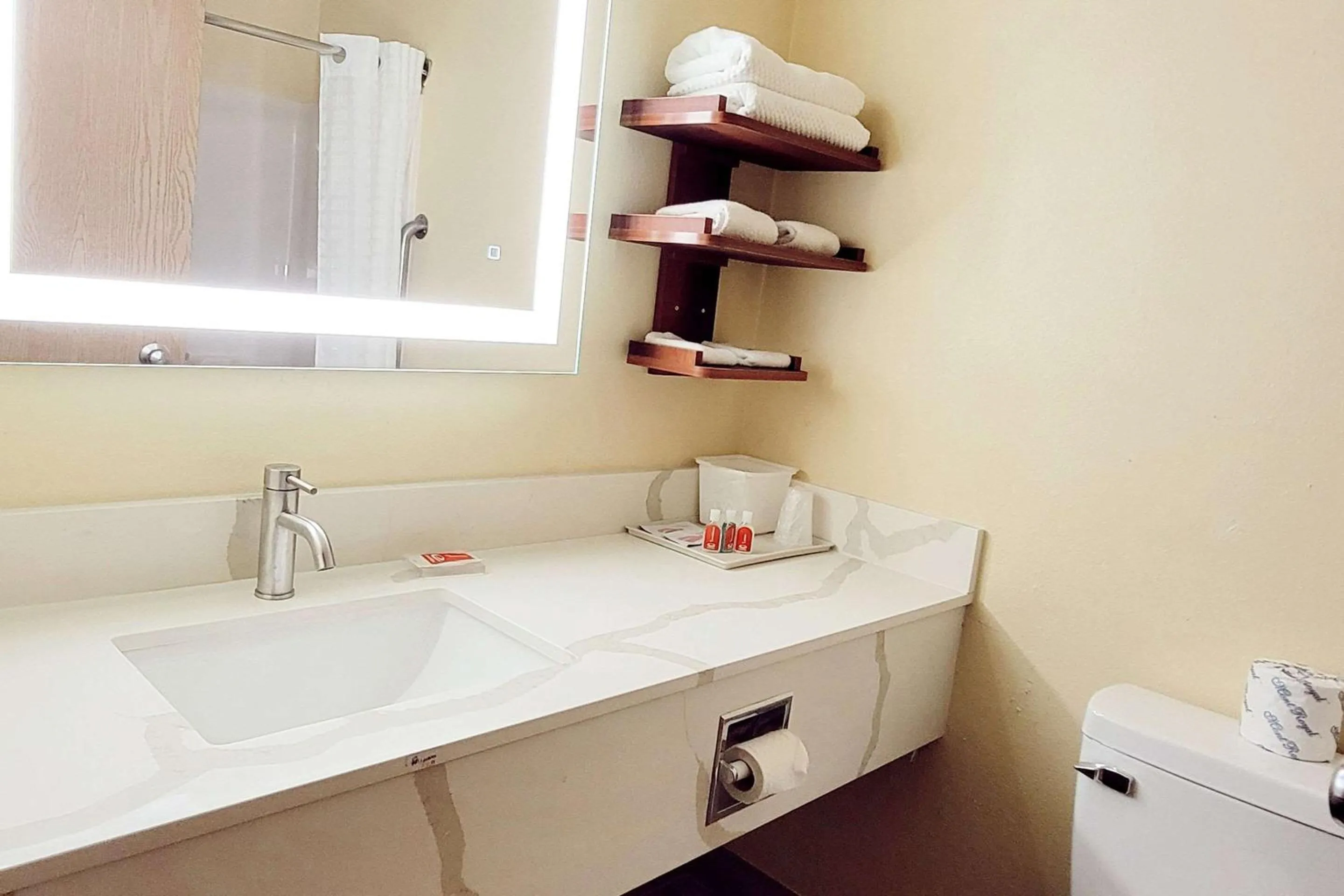 Bedroom in Econo Lodge Fargo - West Acres