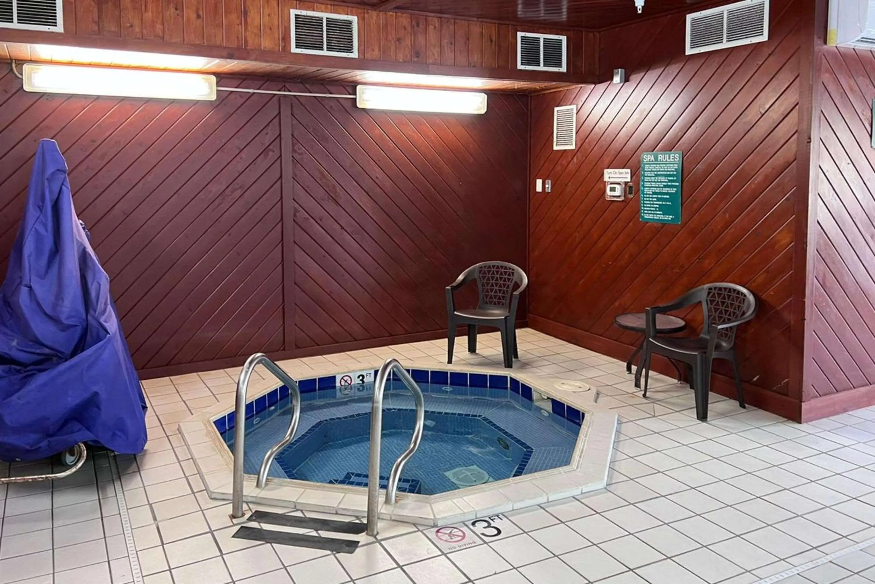 Swimming pool in Econo Lodge Fargo - West Acres