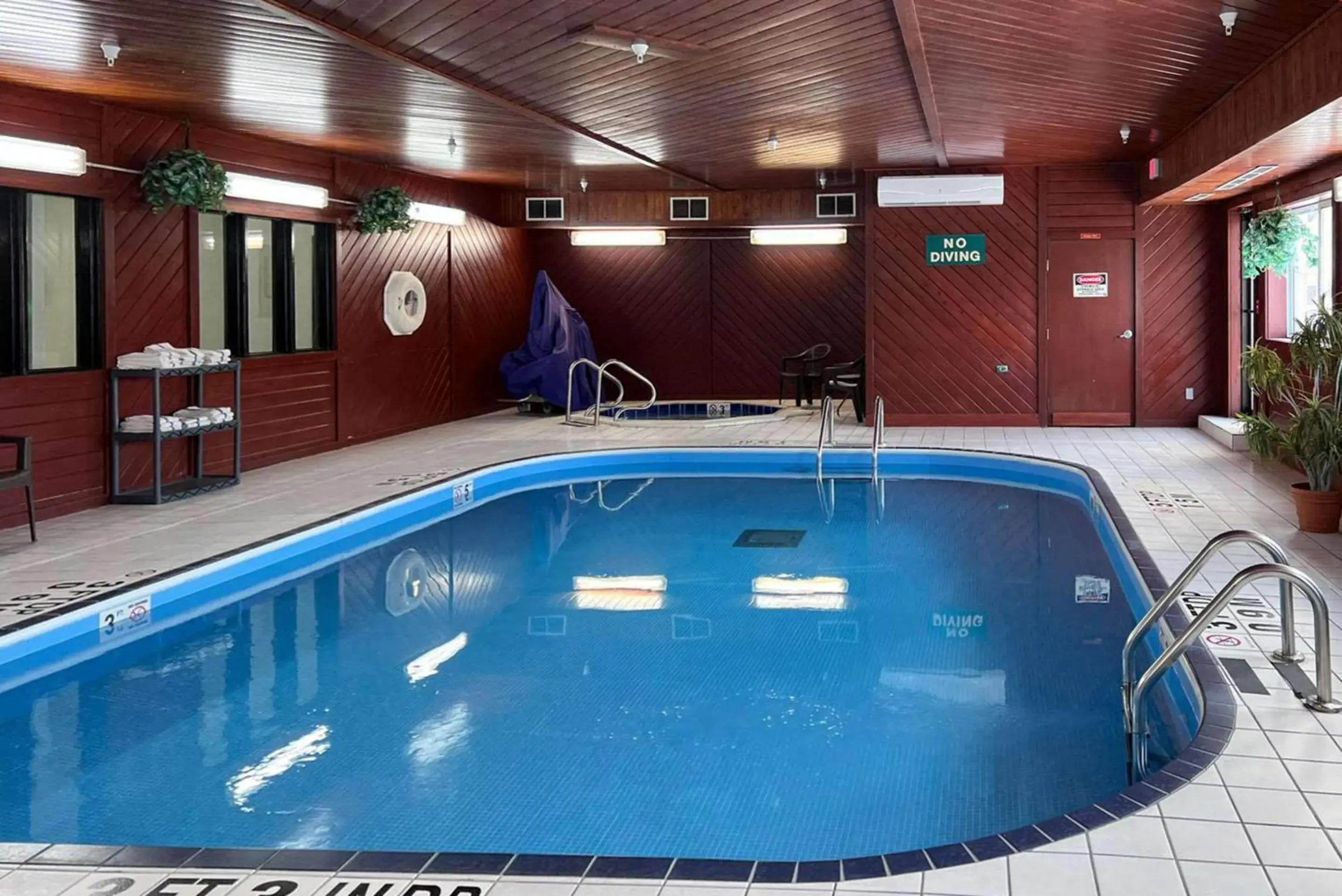 Swimming pool in Econo Lodge Swimming pool in Econo Lodge