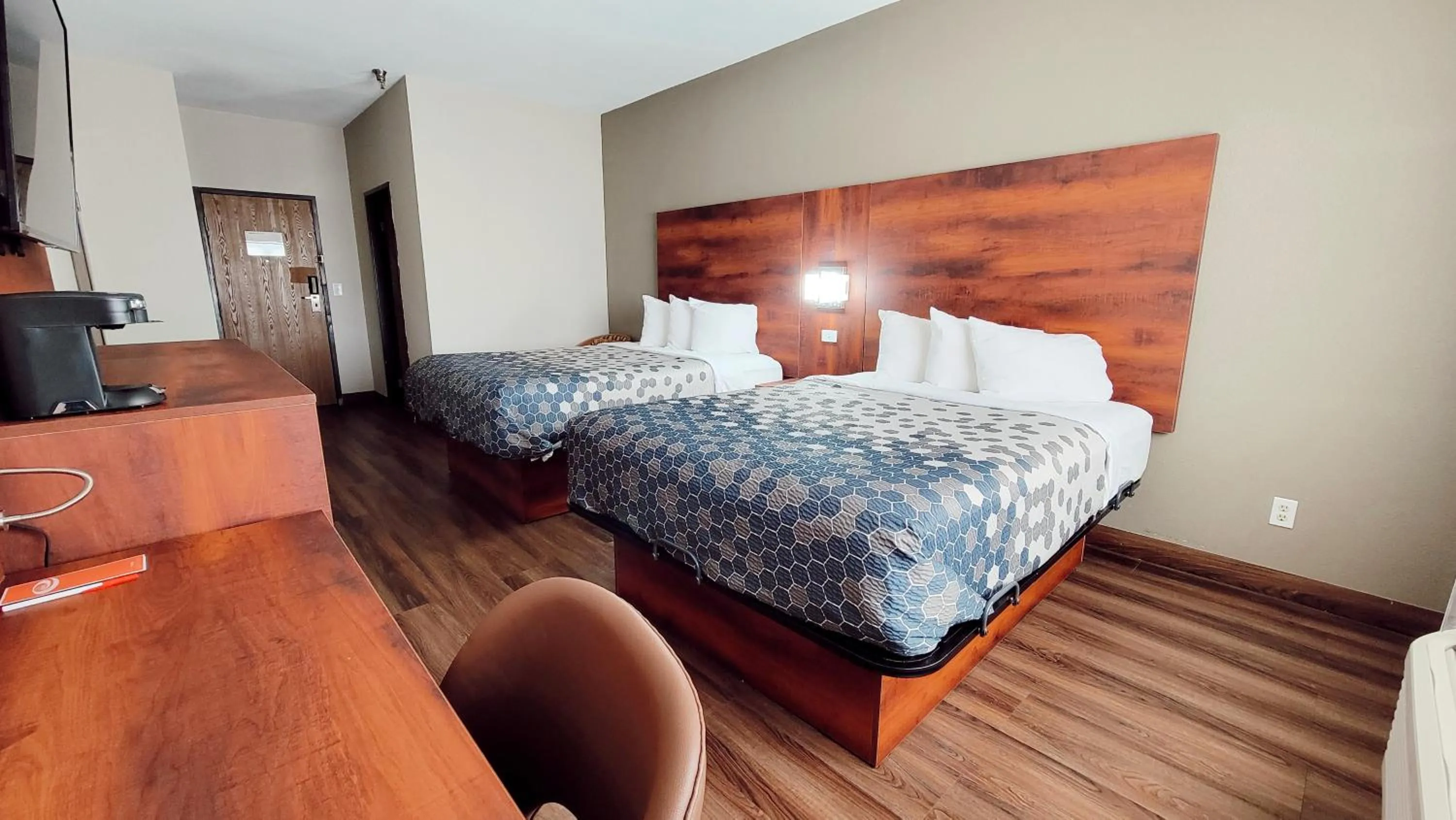 Bedroom, Bed in Econo Lodge Fargo - West Acres