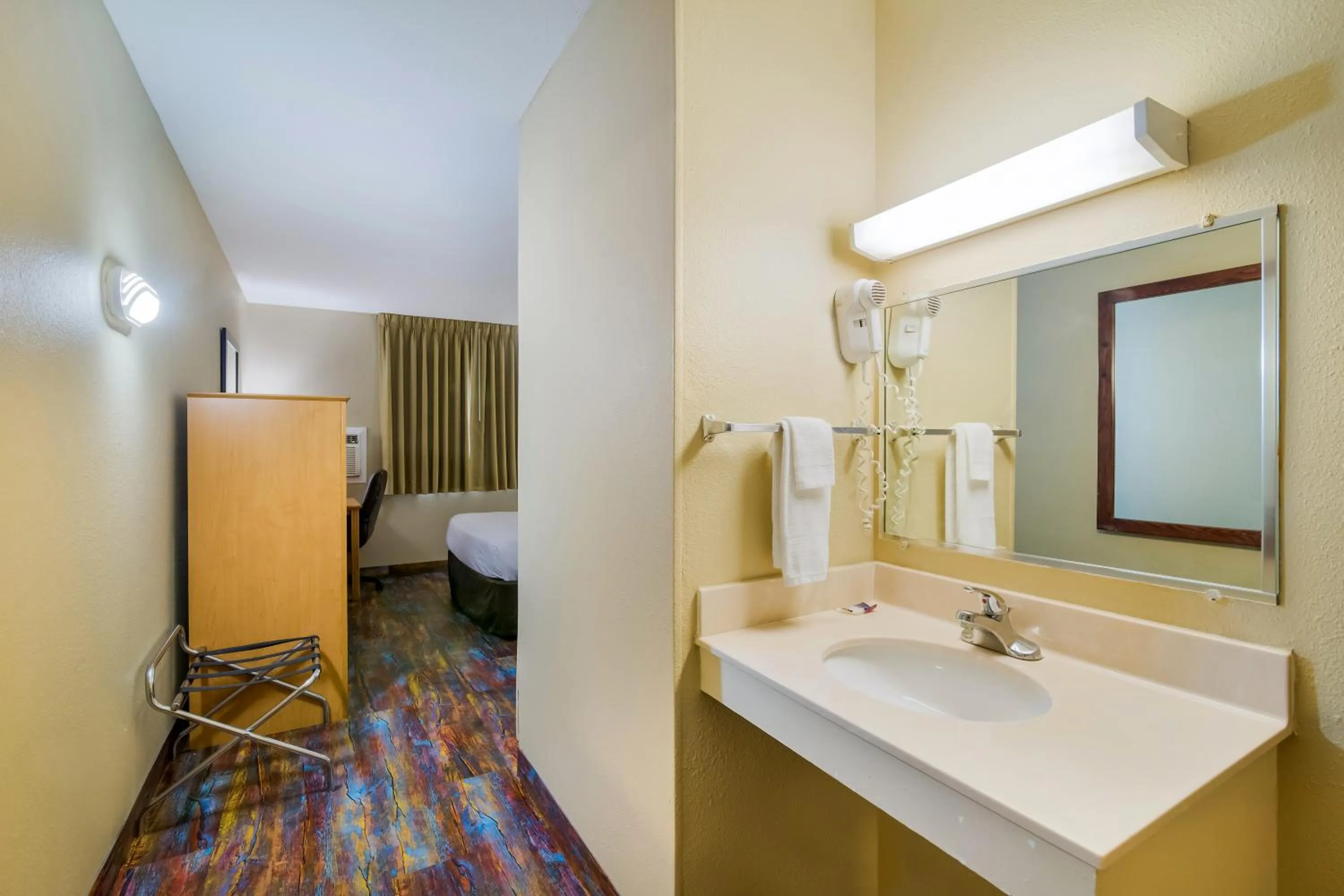 Bathroom, Bed in Americas Best Value Inn Fargo