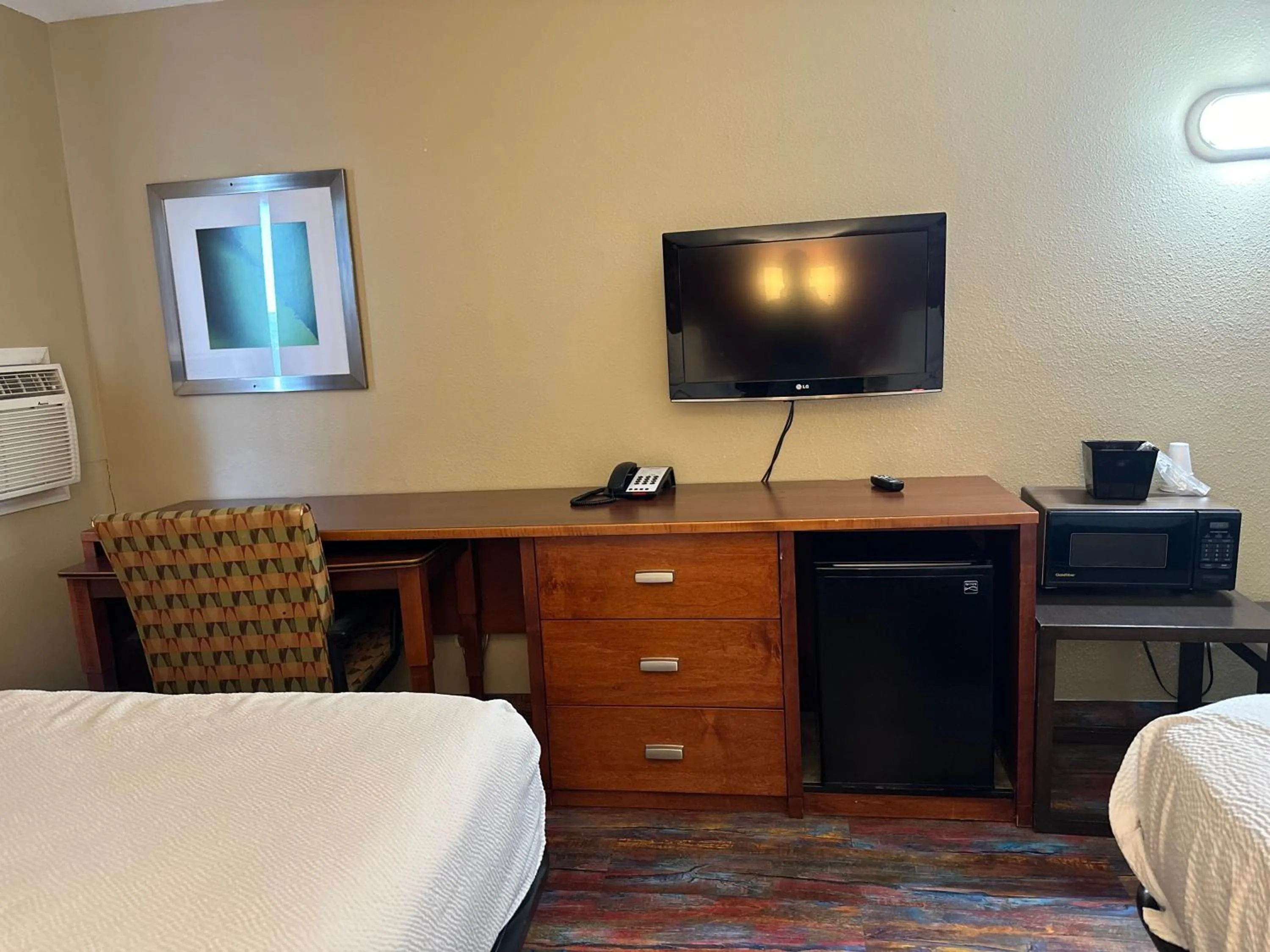 Bed in Americas Best Value Inn Fargo