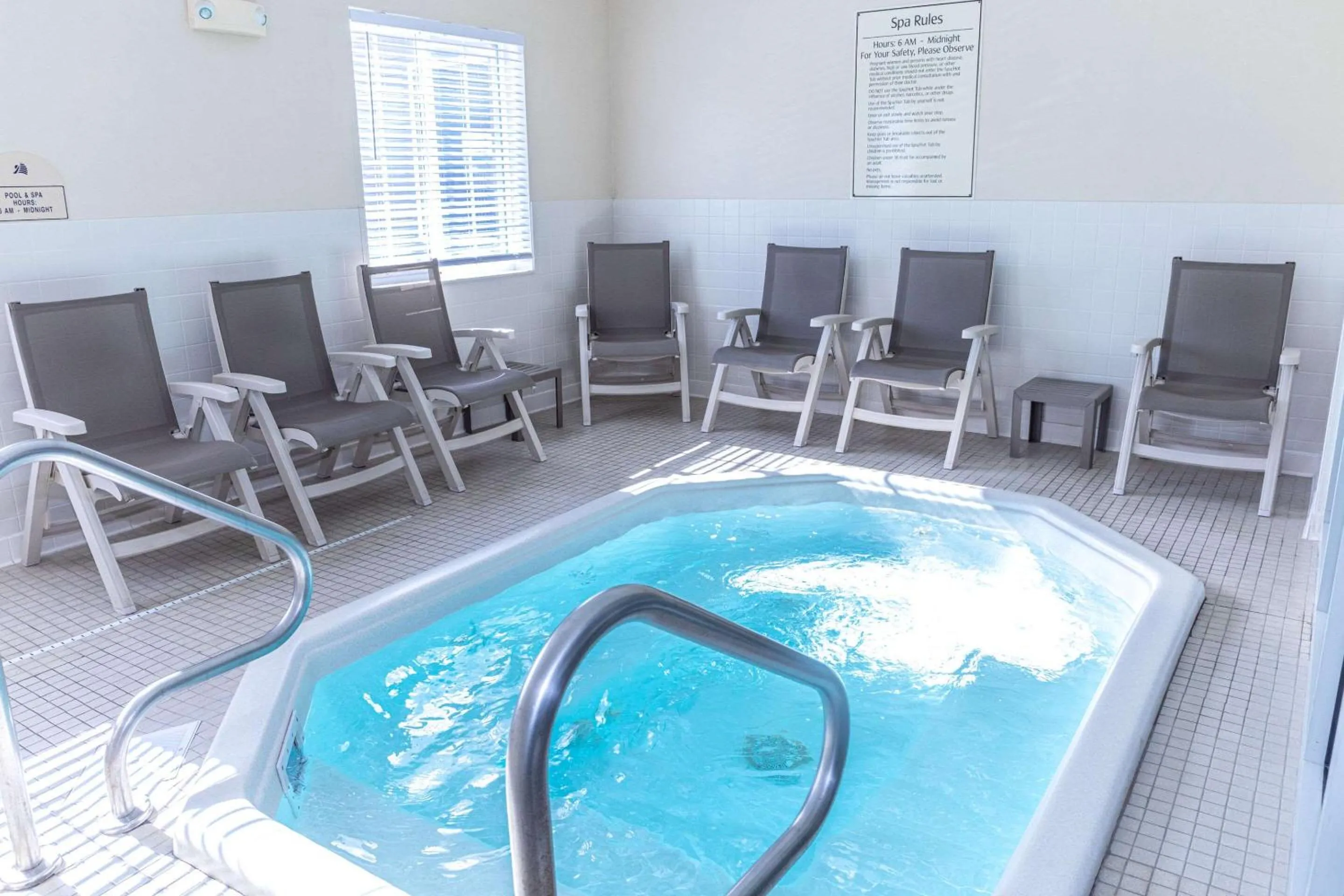 Swimming pool in MainStay Suites Fargo - I-94 Medical Center