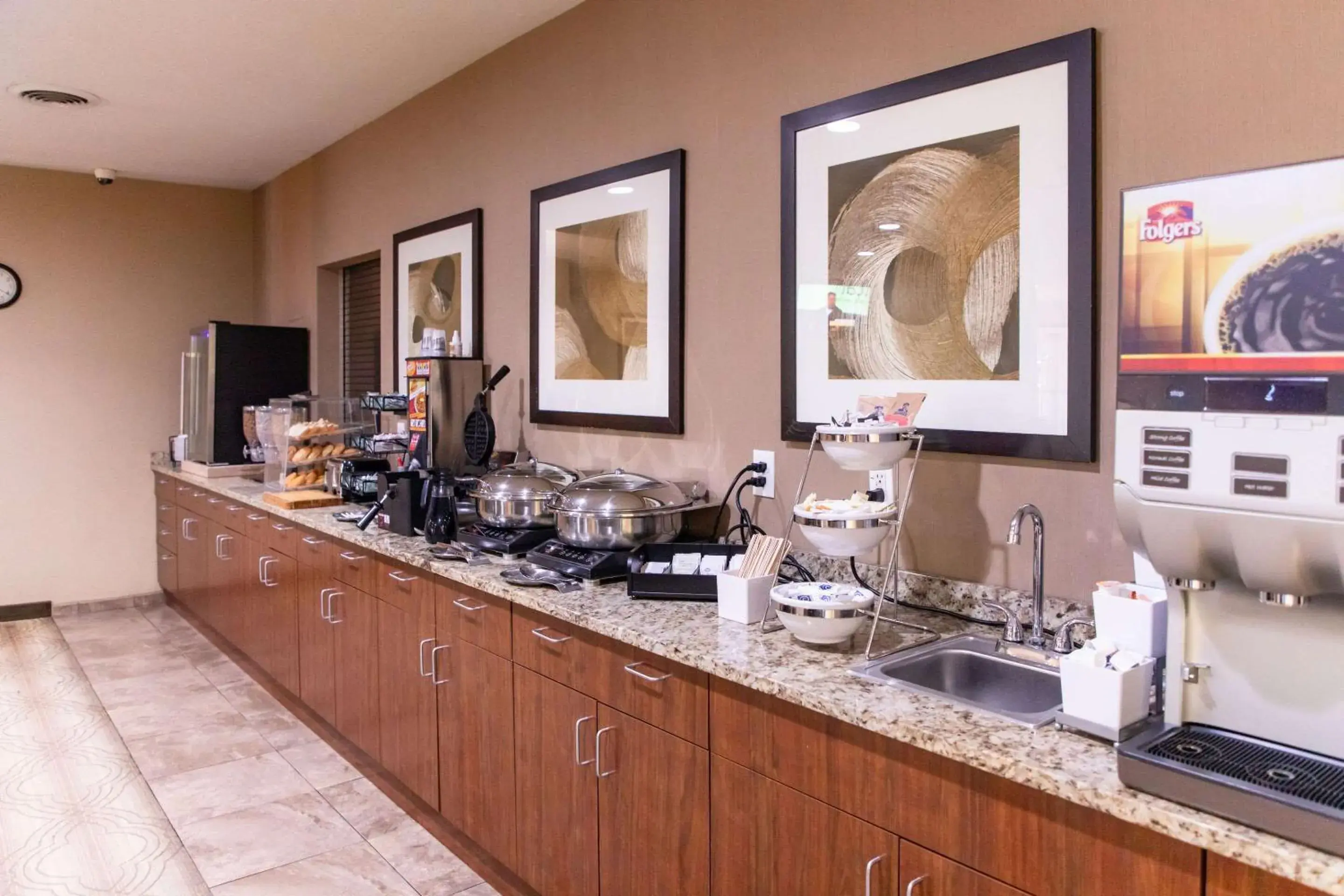 Breakfast in MainStay Suites Fargo - I-94 Medical Center Breakfast in MainStay Suites Fargo - I-94 Medical Center