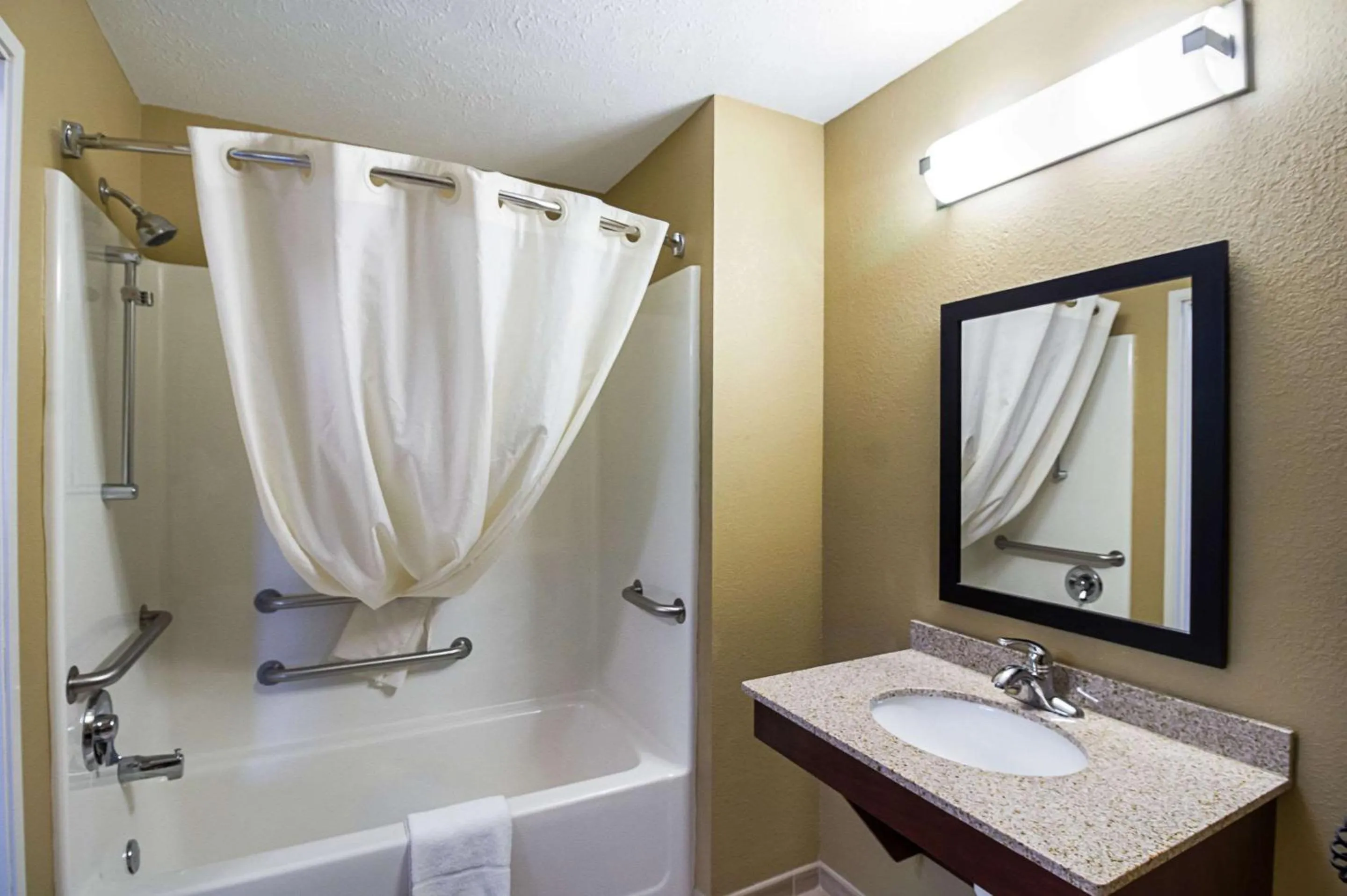 Bedroom in MainStay Suites Fargo - I-94 Medical Center