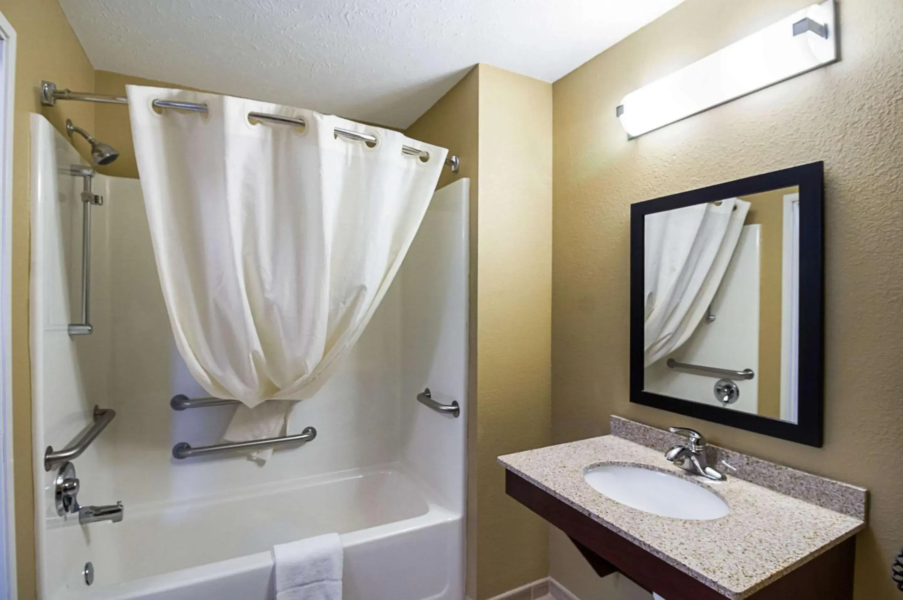 Bedroom in MainStay Suites Fargo - I-94 Medical Center Bedroom in MainStay Suites Fargo - I-94 Medical Center