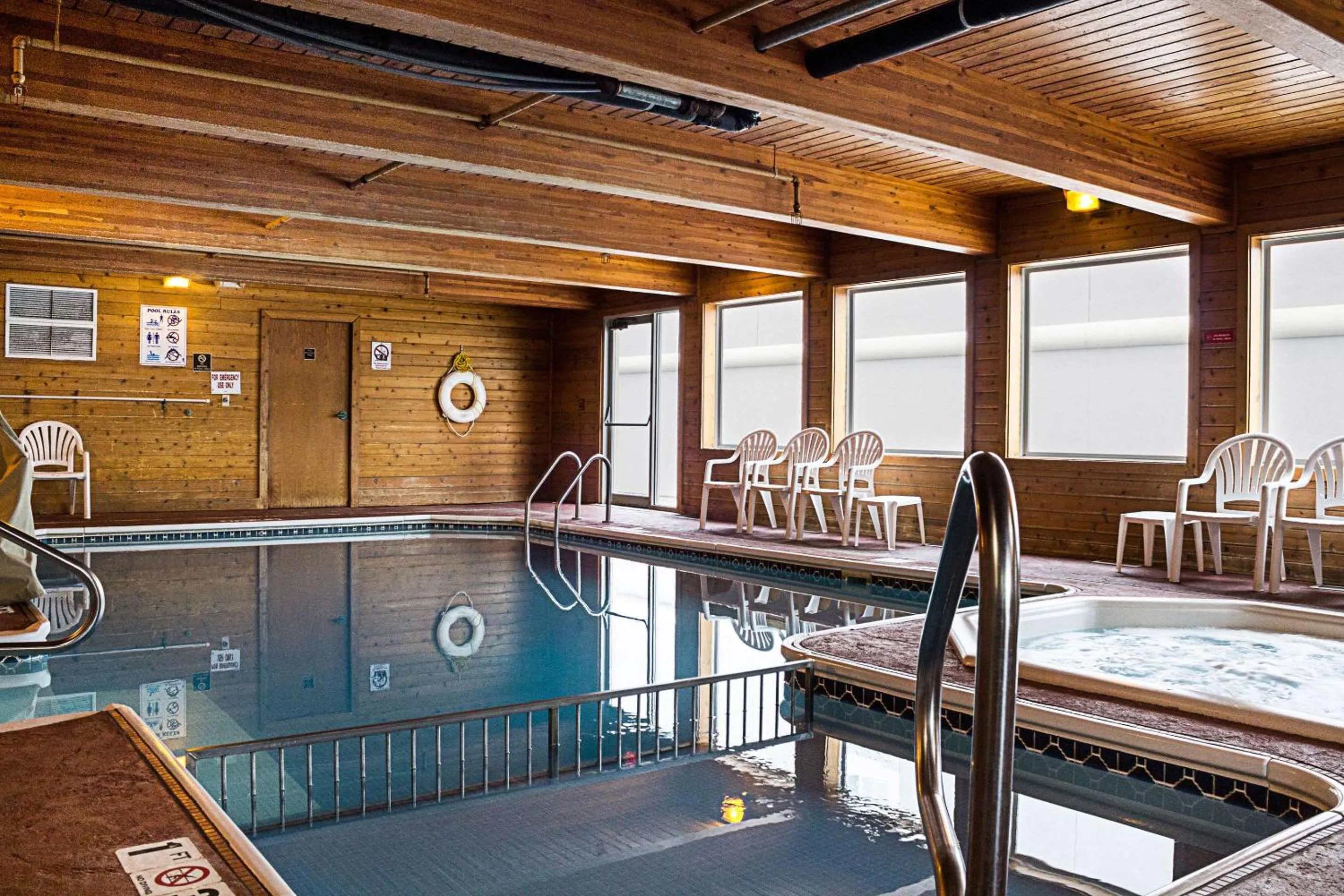 Swimming pool in MainStay Suites Fargo - I-94 Medical Center