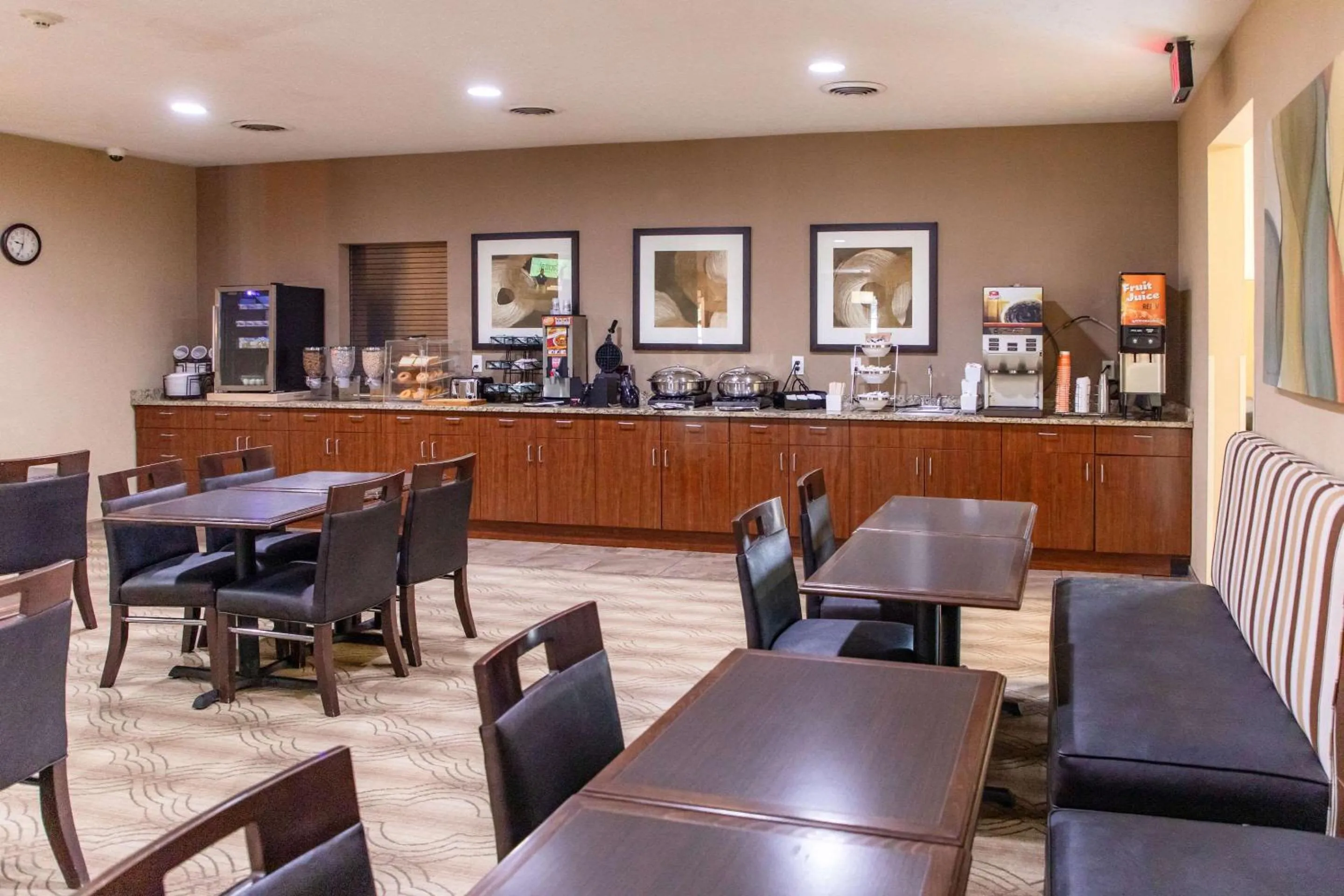 Breakfast in MainStay Suites Fargo - I-94 Medical Center