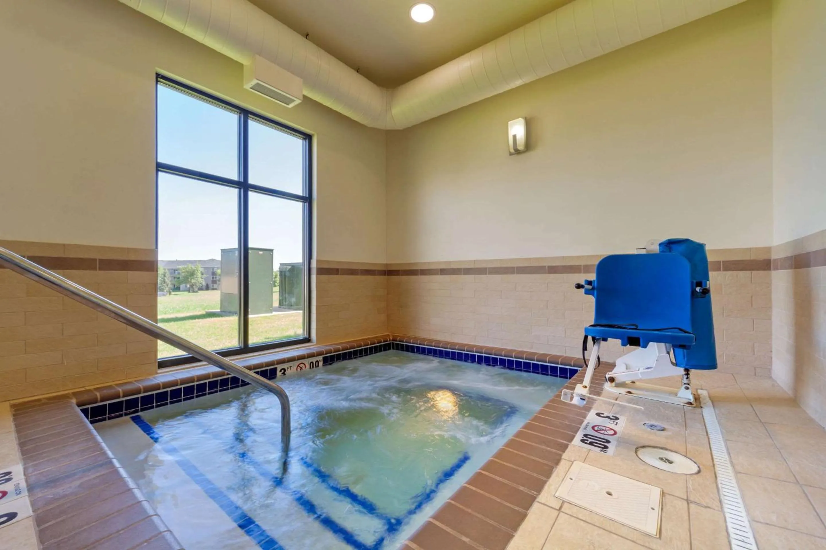 Swimming pool in Sleep Inn & Suites Bismarck I-94