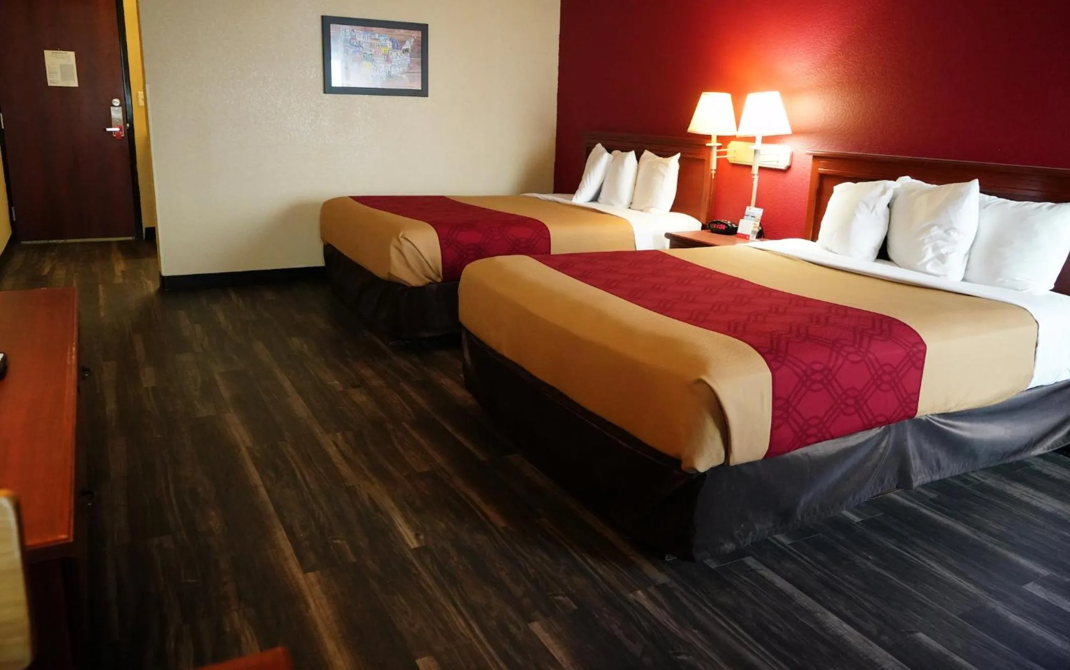 Photo of the whole room, Bed in Econo Lodge Inn & Suites