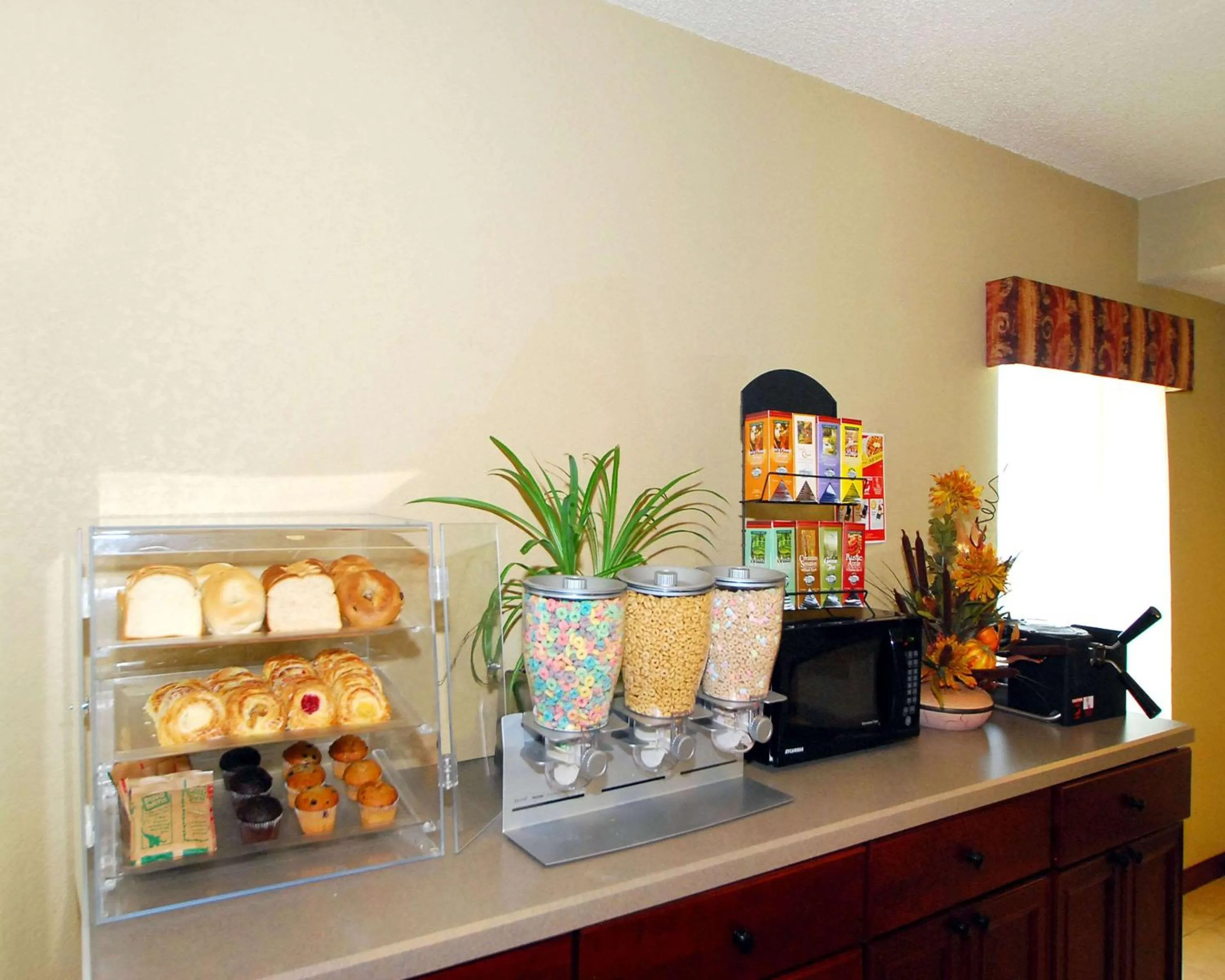 Restaurant/places to eat in Econo Lodge Inn & Suites