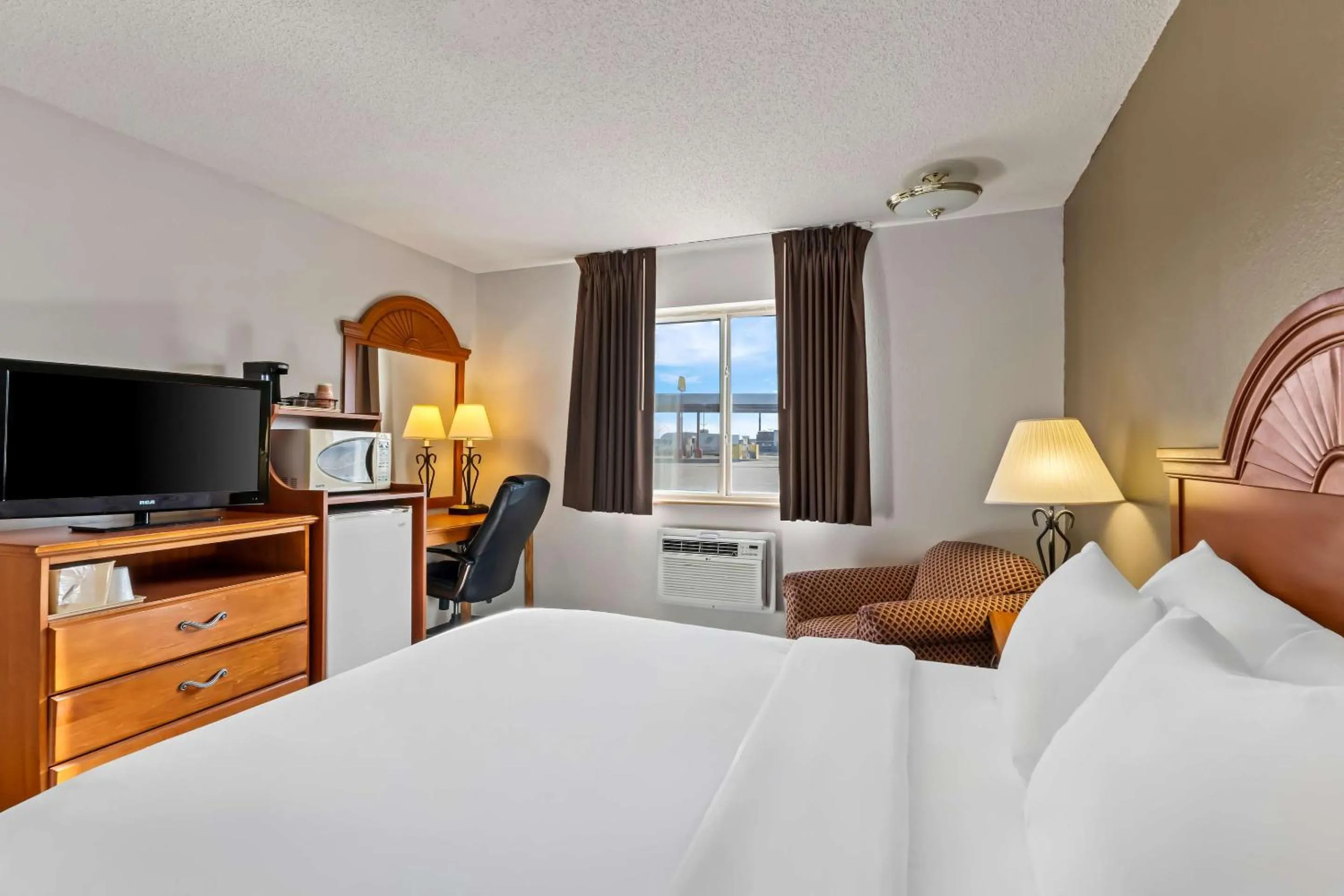 Bedroom, Bed in Quality Inn Sidney I-80