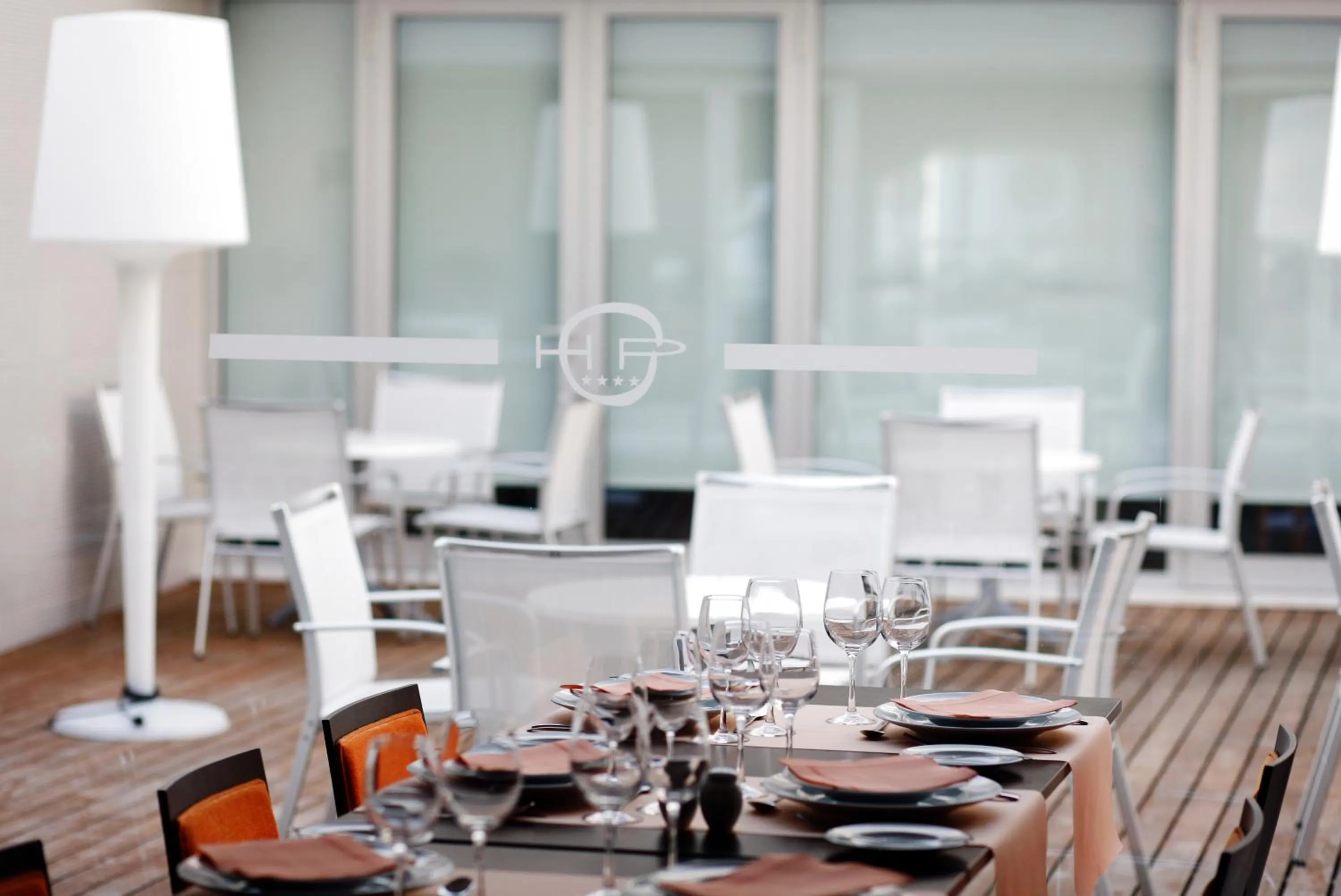 Restaurant/places to eat in Hotel Praia