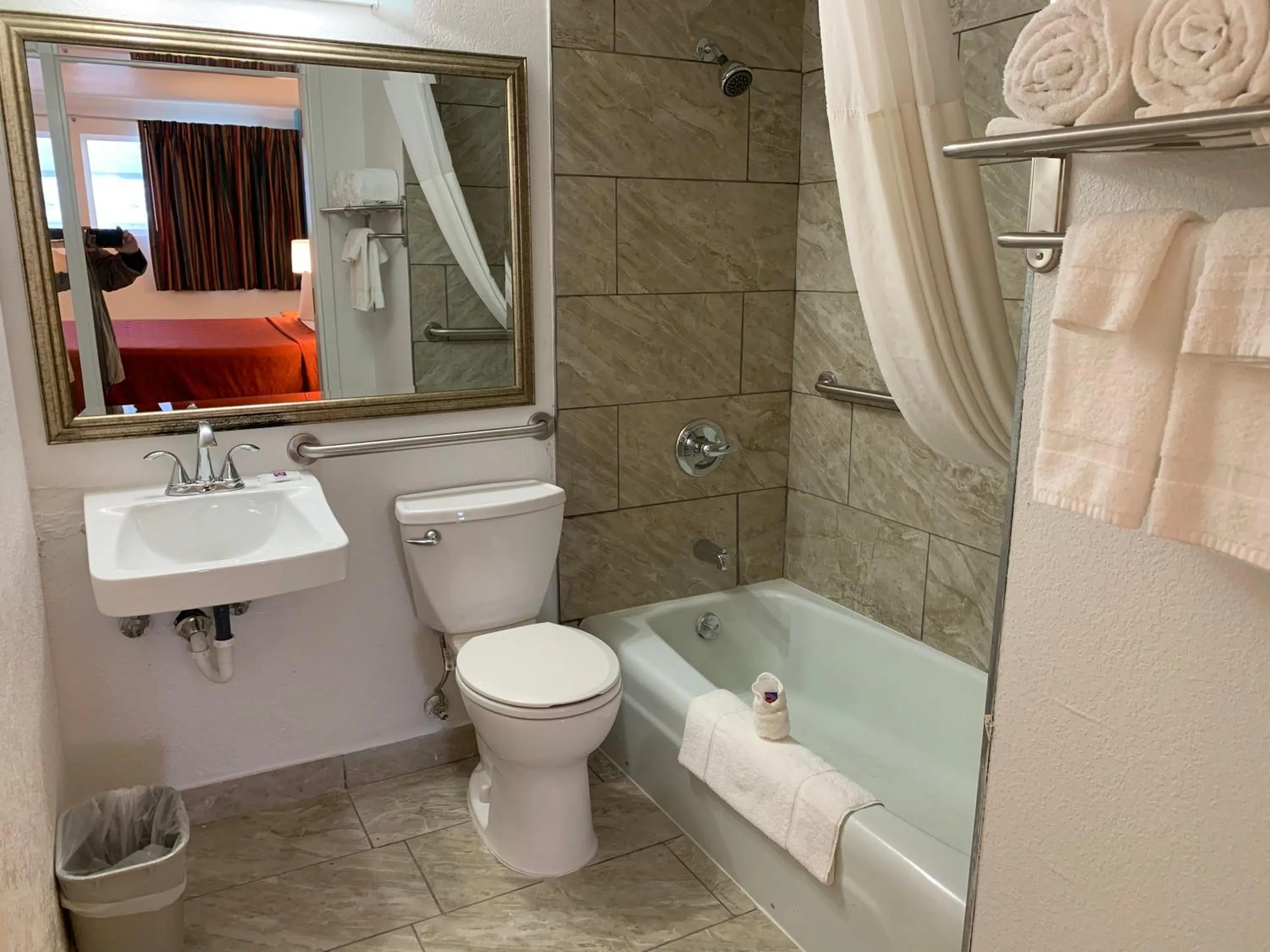 Bathroom in Motel 6-Lincoln, NE - Airport