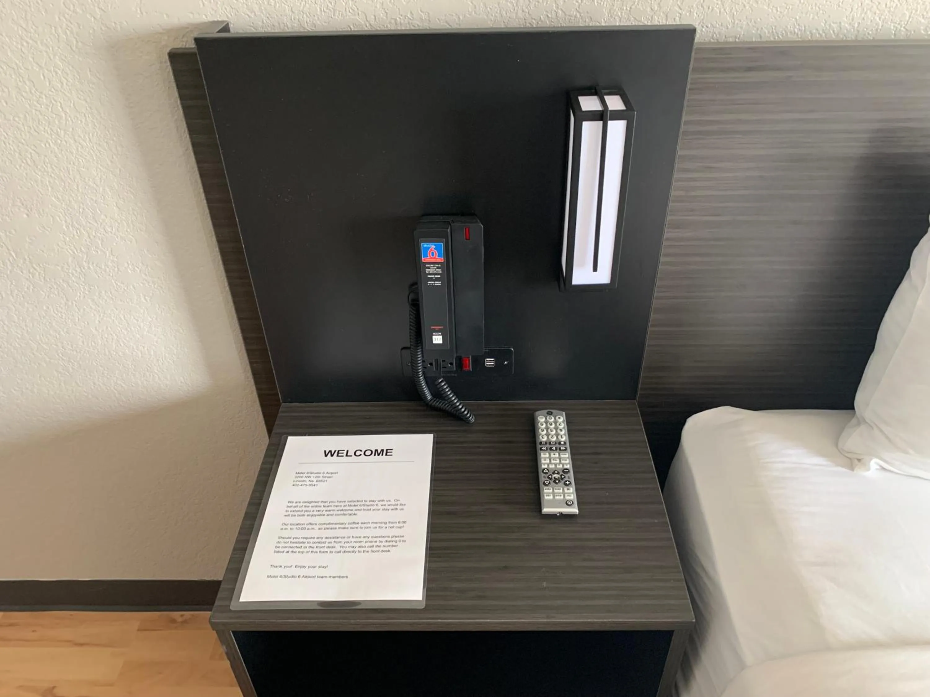 Bedroom in Motel 6-Lincoln, NE - Airport