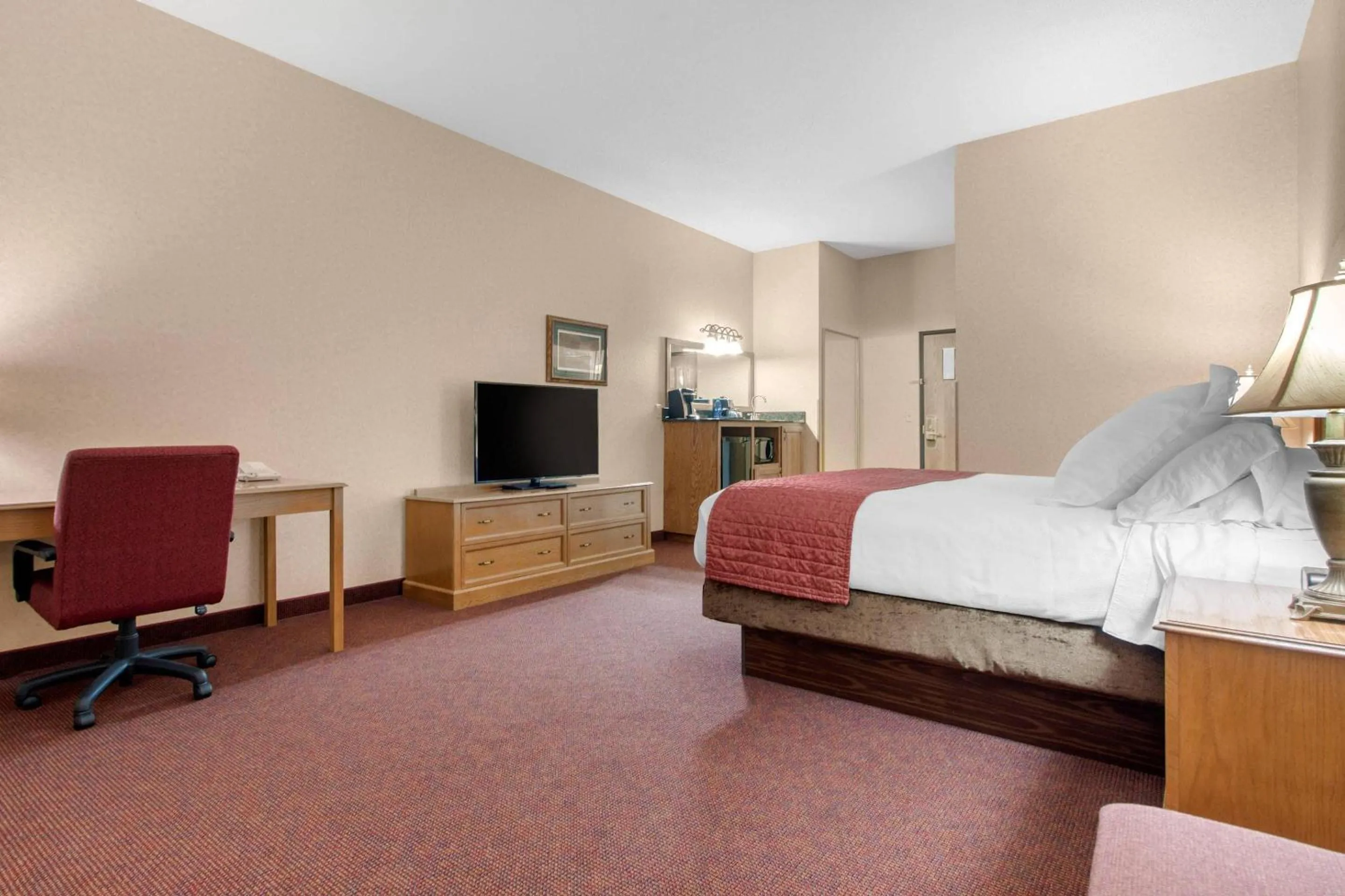 Bedroom, Bed in Norfolk Lodge & Suites, an Ascend Collection Hotel